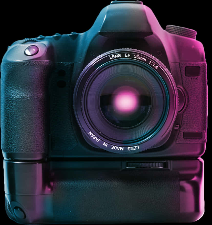 專業 DSLR 相機配 50mm 鏡頭 壁紙 — 一部配備50mm鏡頭的DSLR相機，在黑色背景下沐浴在充滿活力的洋紅色和青色光線中。