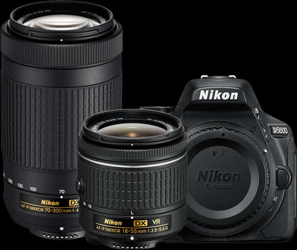 尼康 DSLR 相機與鏡頭展示 壁紙 — 三個黑色Nikon DSLR相機鏡頭和一個相機機身，在純黑背景上展示。