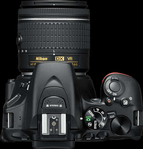 尼康 DSLR 相機頂視圖 壁紙 — 純黑色背景上黑色Nikon DSLR相機連鏡頭的俯視圖。