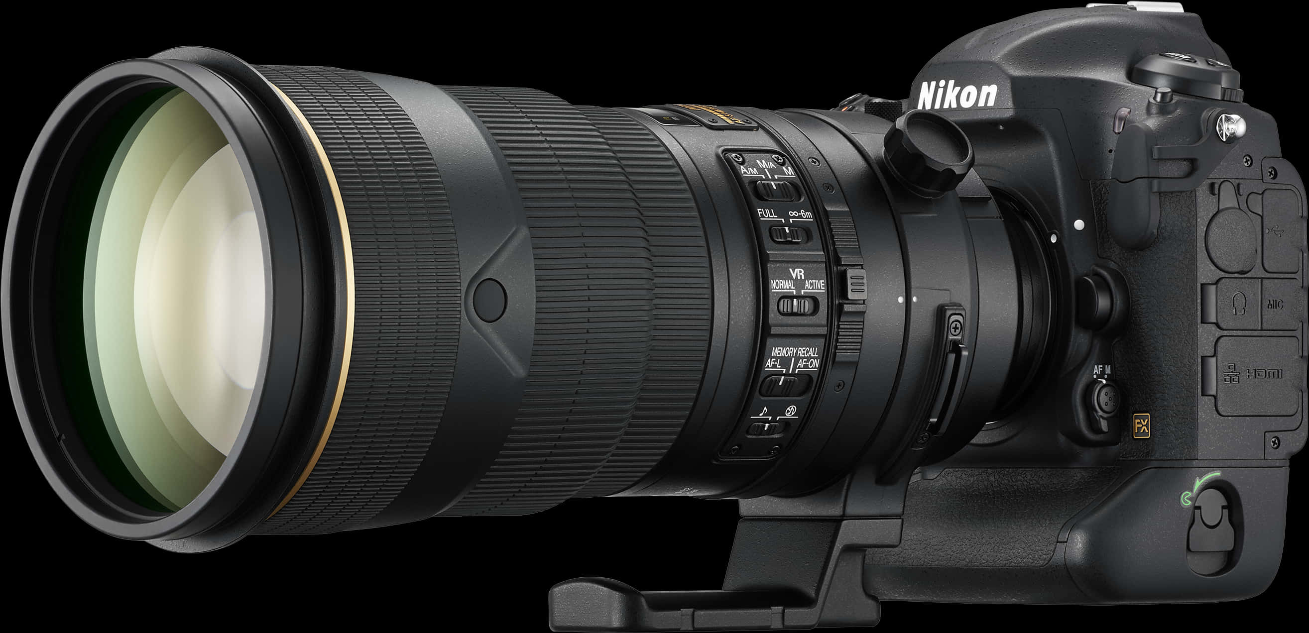 尼康 DSLR 相機配望遠鏡頭 壁紙 — 一部時尚的黑色Nikon DSLR相機，配備大型遠攝鏡頭，在純黑色背景下的工作室燈光中展示。