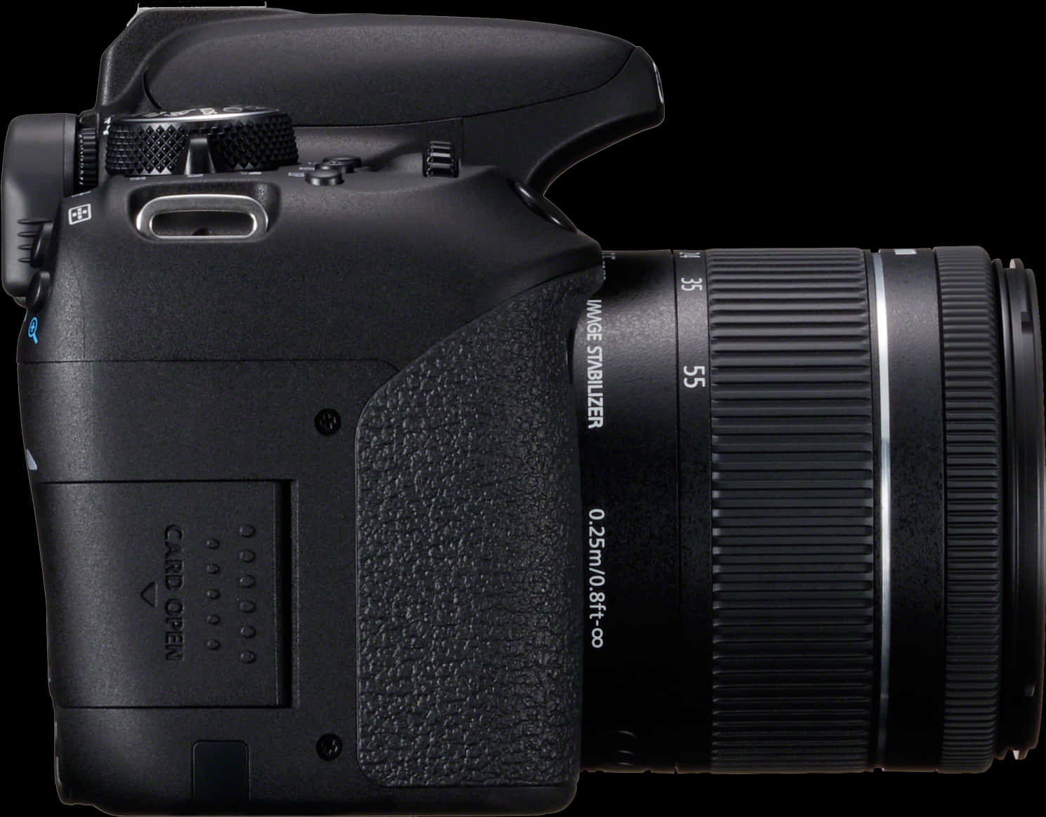 黑色 DSLR 相機側面視圖 壁紙 — 一部時尚的黑色 DSLR 相機，帶有紋理手柄和標有 35-55mm 的鏡頭，背景為純黑色。