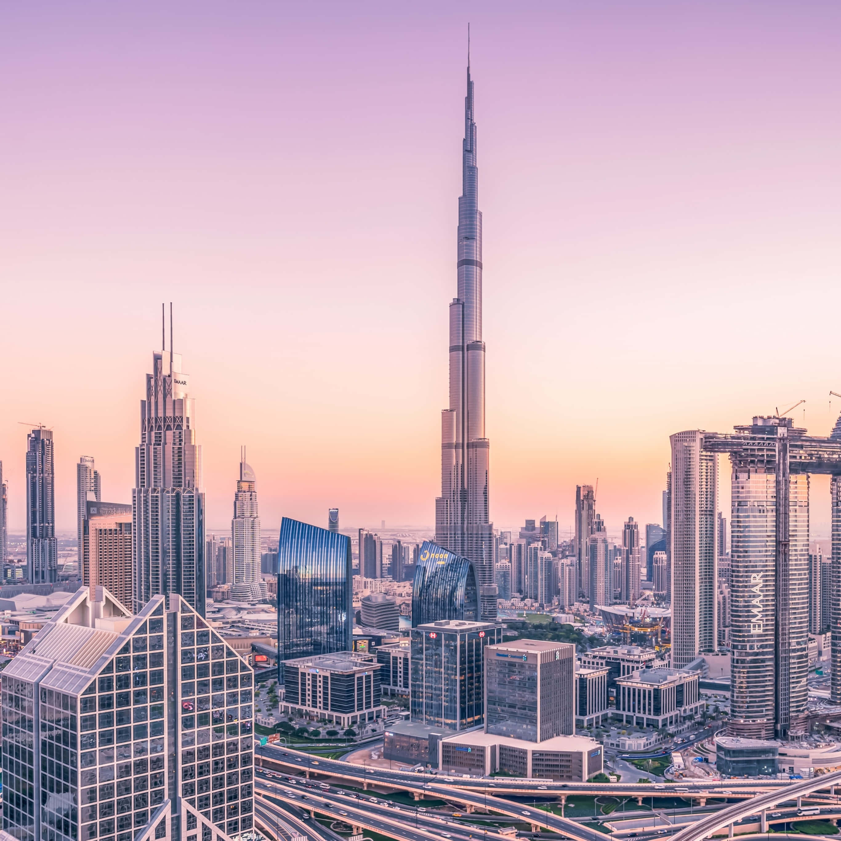 Burj Khalifa 桌布 壁紙 — 杜拜天際線的壯麗日落景觀，以哈利法塔和現代玻璃摩天大樓為主導。