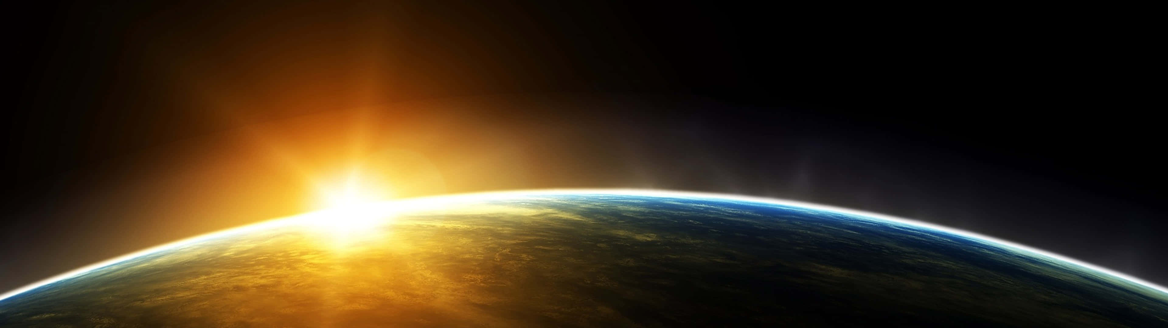 從太空看太陽從地球彎曲的地平線升起