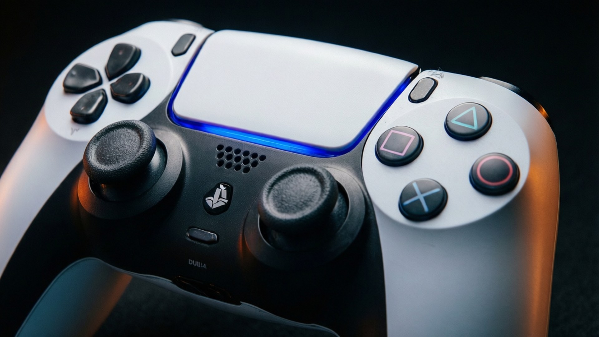白色PlayStation 5控制器，在深色表面上帶有發光藍色燈光和橙色背光。
