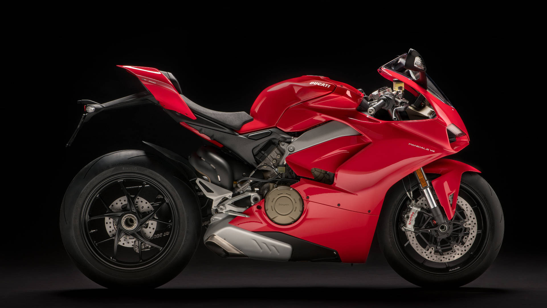 紅色Ducati Panigale V4運動電單車攝影棚照片
