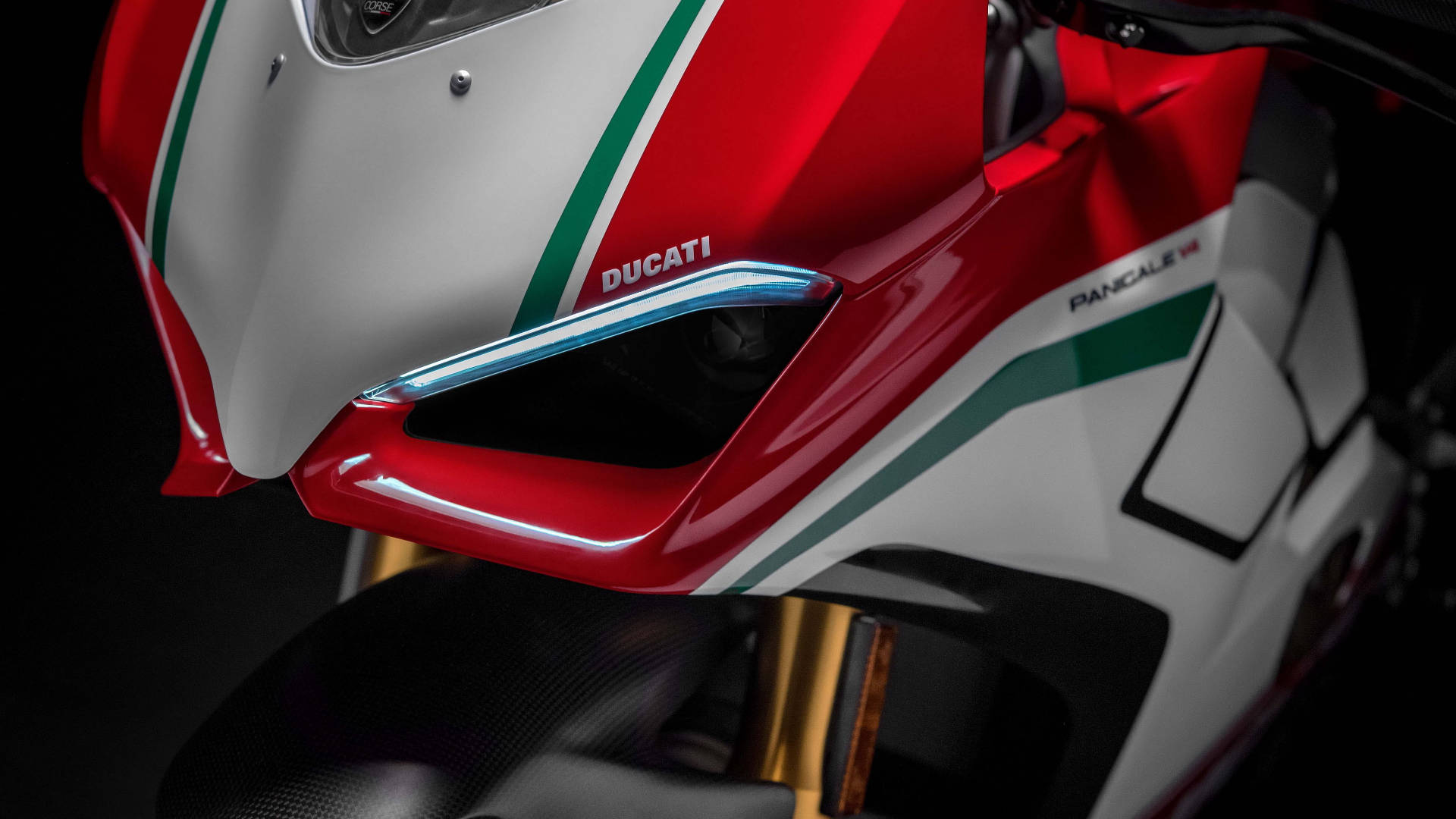 紅色、白色和綠色的Ducati Panigale V4電單車特寫，帶有金色前叉。