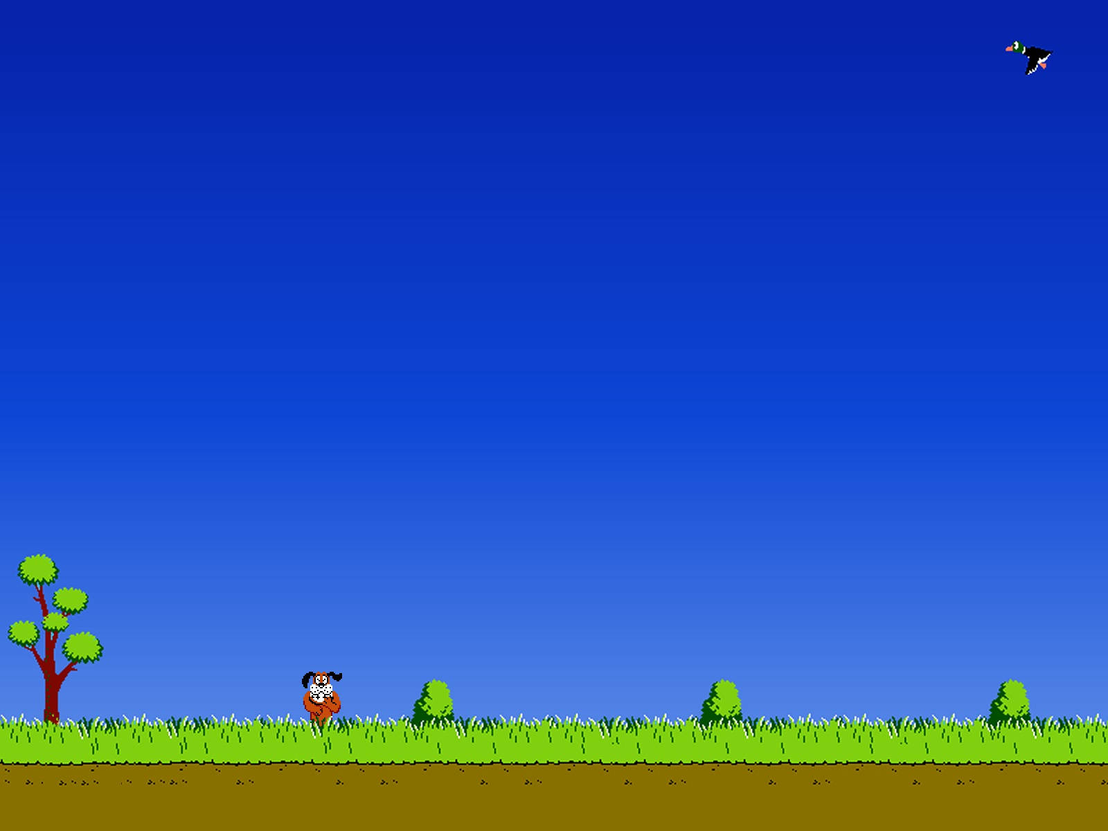 Duck Hunt 极致廣角視角 壁紙 — 一隻像素化的狗站在草地上，上方是廣闊的藍天，還有一個細小的飛行角色。