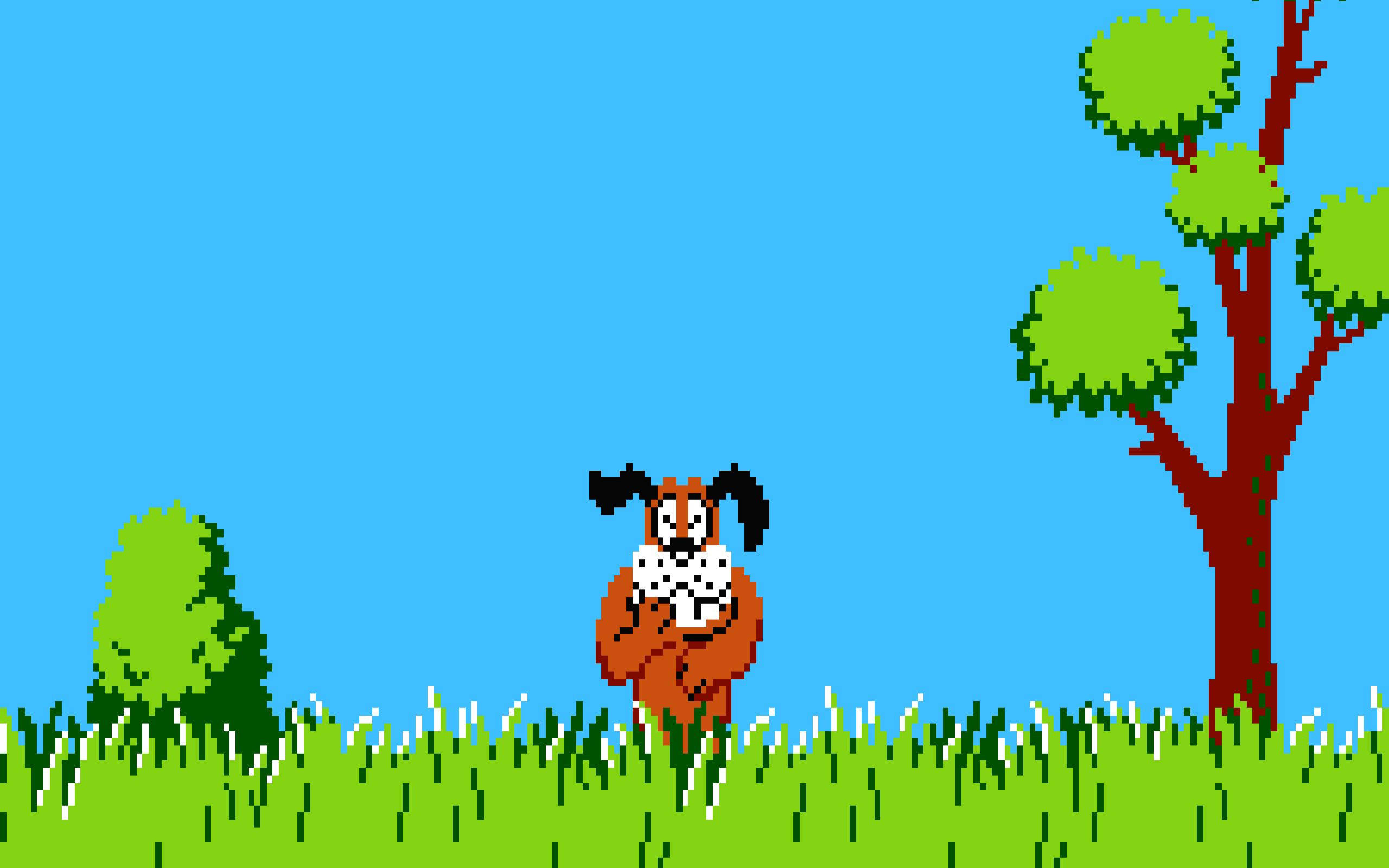 Duck Hunt 笑著的狗狗 壁紙 — 一隻像素化的棕色狗，黑色耳朵，站在綠色草地上，藍天白雲下，旁邊有一棵紅色的樹。