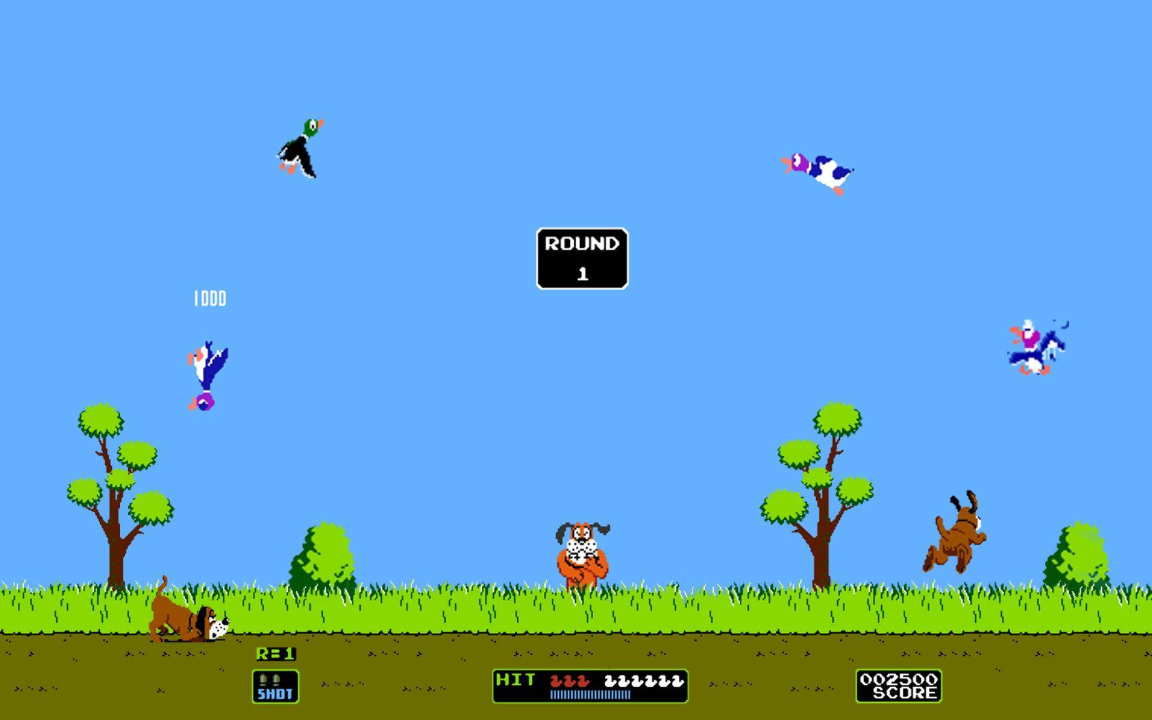 Duck Hunt 第一回合 壁紙 — 像素狗在明亮的藍天上追逐彩色鴨子，經典街機遊戲場景。