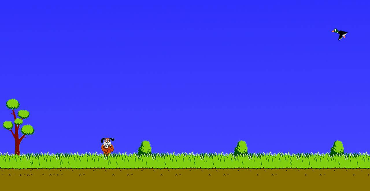 Duck Hunt 遠景遊戲畫面 壁紙 — 像素化卡通角色在明亮的藍天下，穿過草地，有飛鳥和樹木。