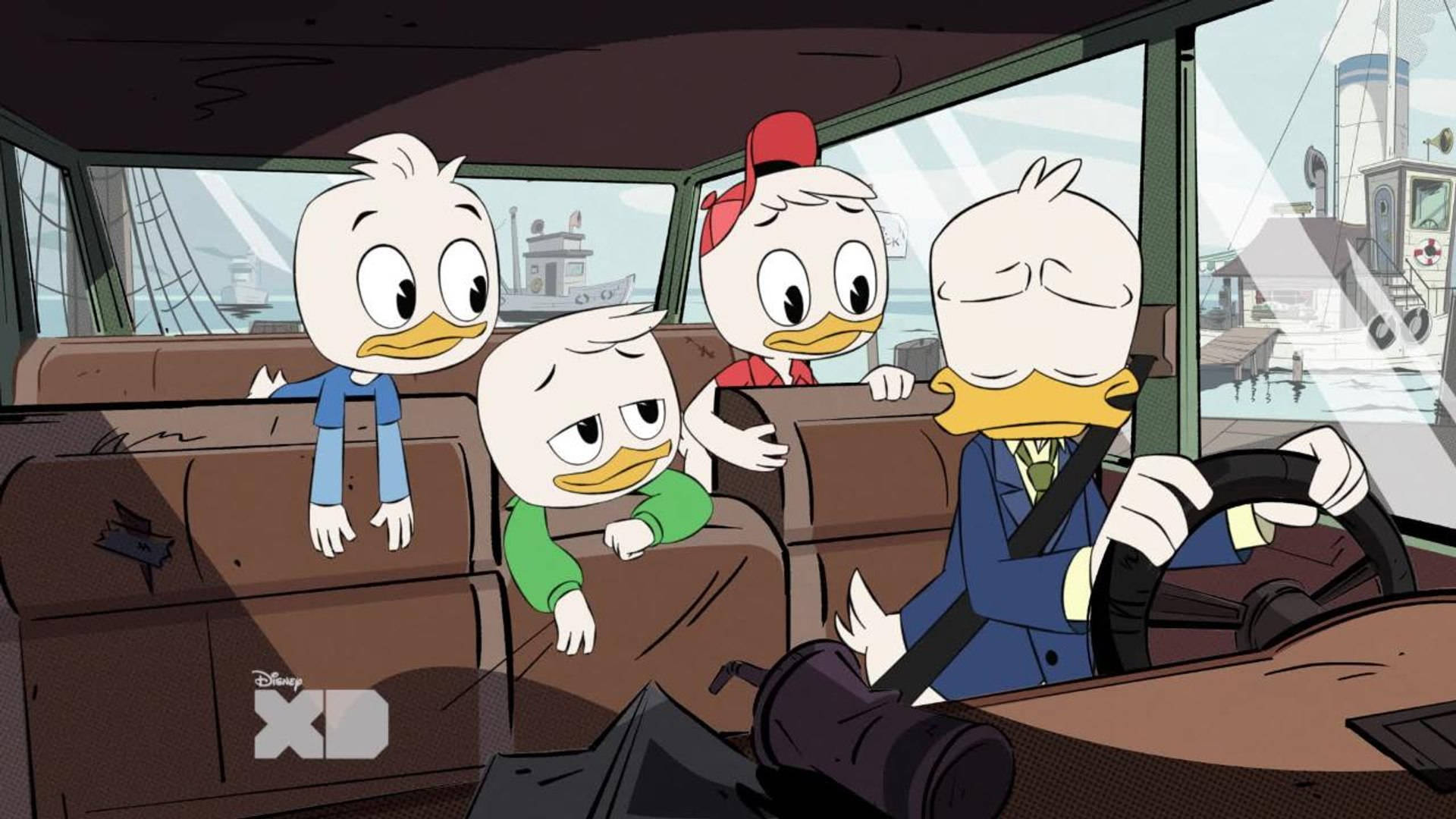 DuckTales 舅舅唐老鴨 壁紙 — 鴨子家庭喺老爺車入面，爸爸揸車，細路睇落悶悶不樂或者好興奮。
