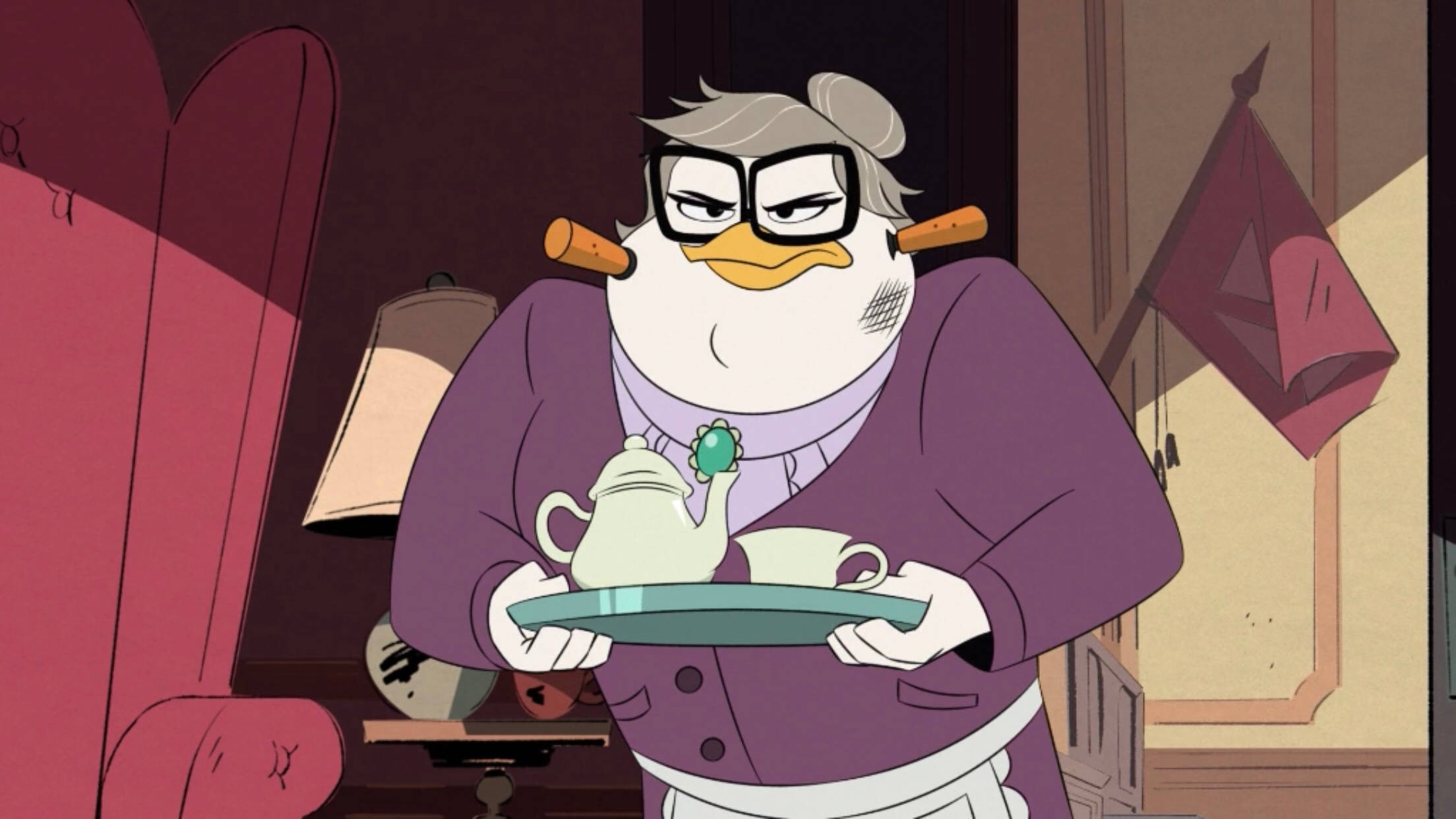 DuckTales 納什夫人 壁紙 — 一隻動畫鴨子穿著紫色外套和眼鏡，在溫暖的房間裡拿著茶盤，表情嚴肅。