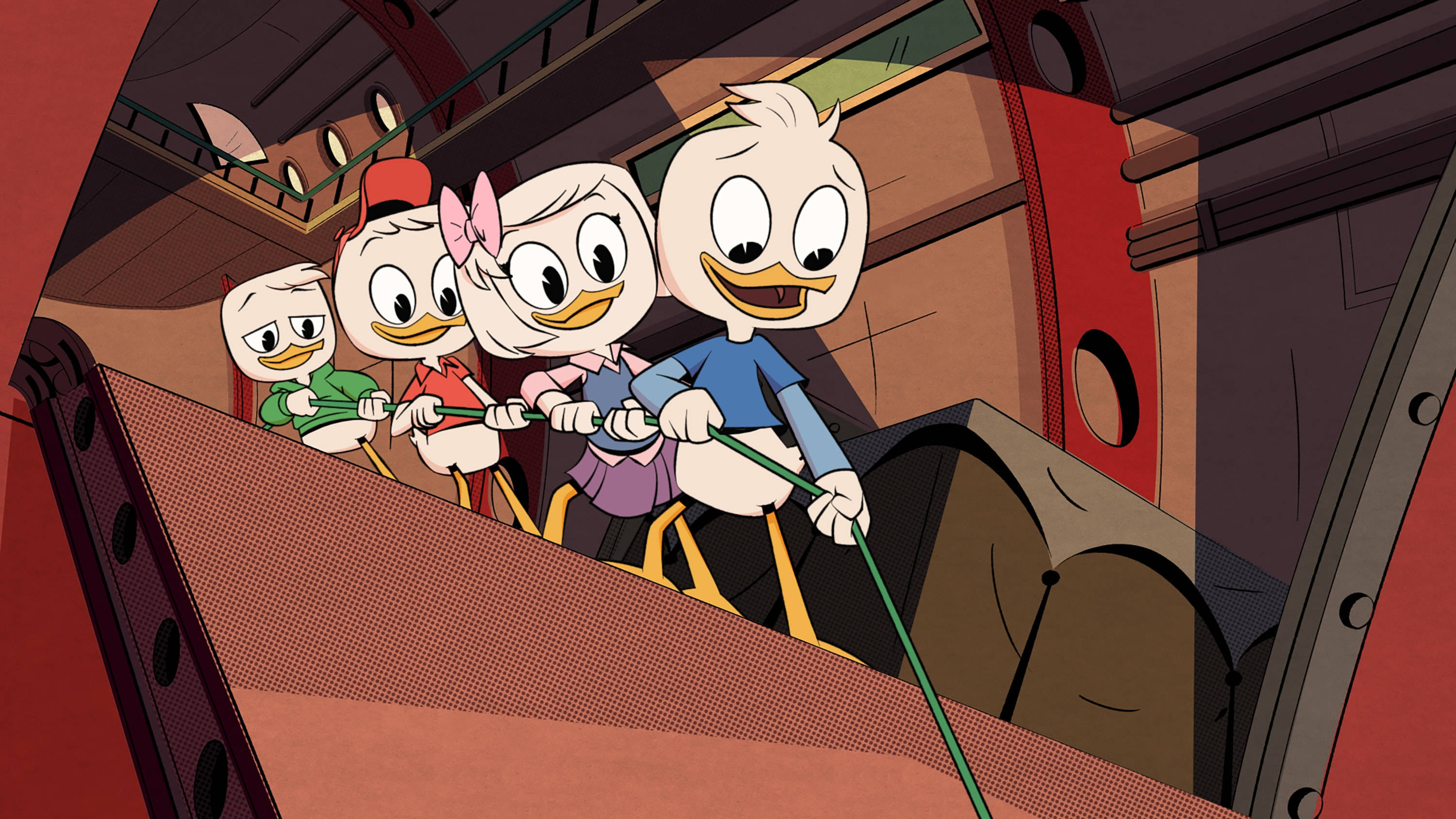 DuckTales 小隊 壁紙 — 四隻動畫小鴨穿著色彩繽紛的服裝，在紅色工業機器內一起拉繩子。