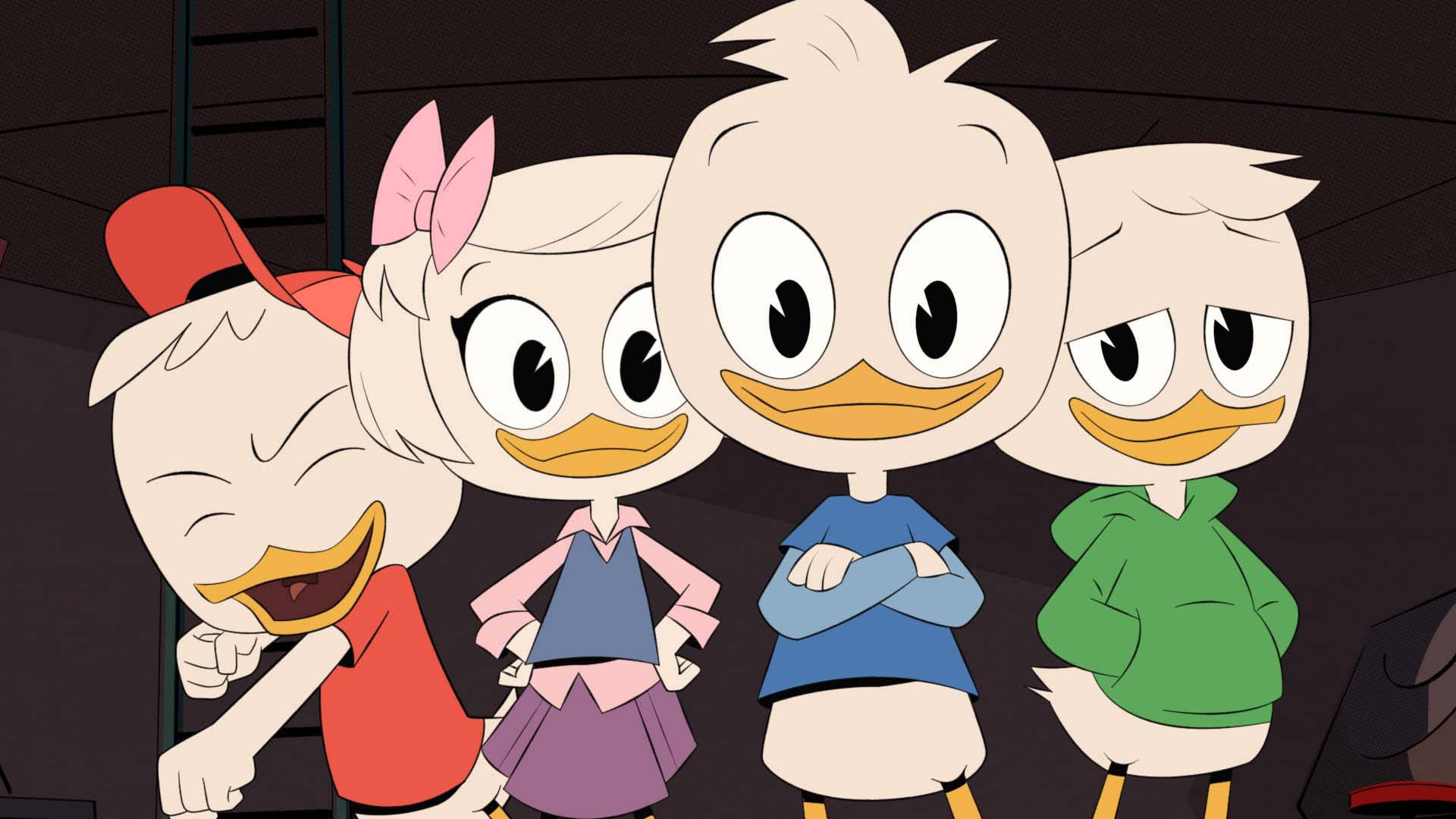 DuckTales 男孩與 Webby 壁紙 — 四隻動畫小鴨穿著色彩繽紛的服裝，在深色背景前擺出俏皮的表情。