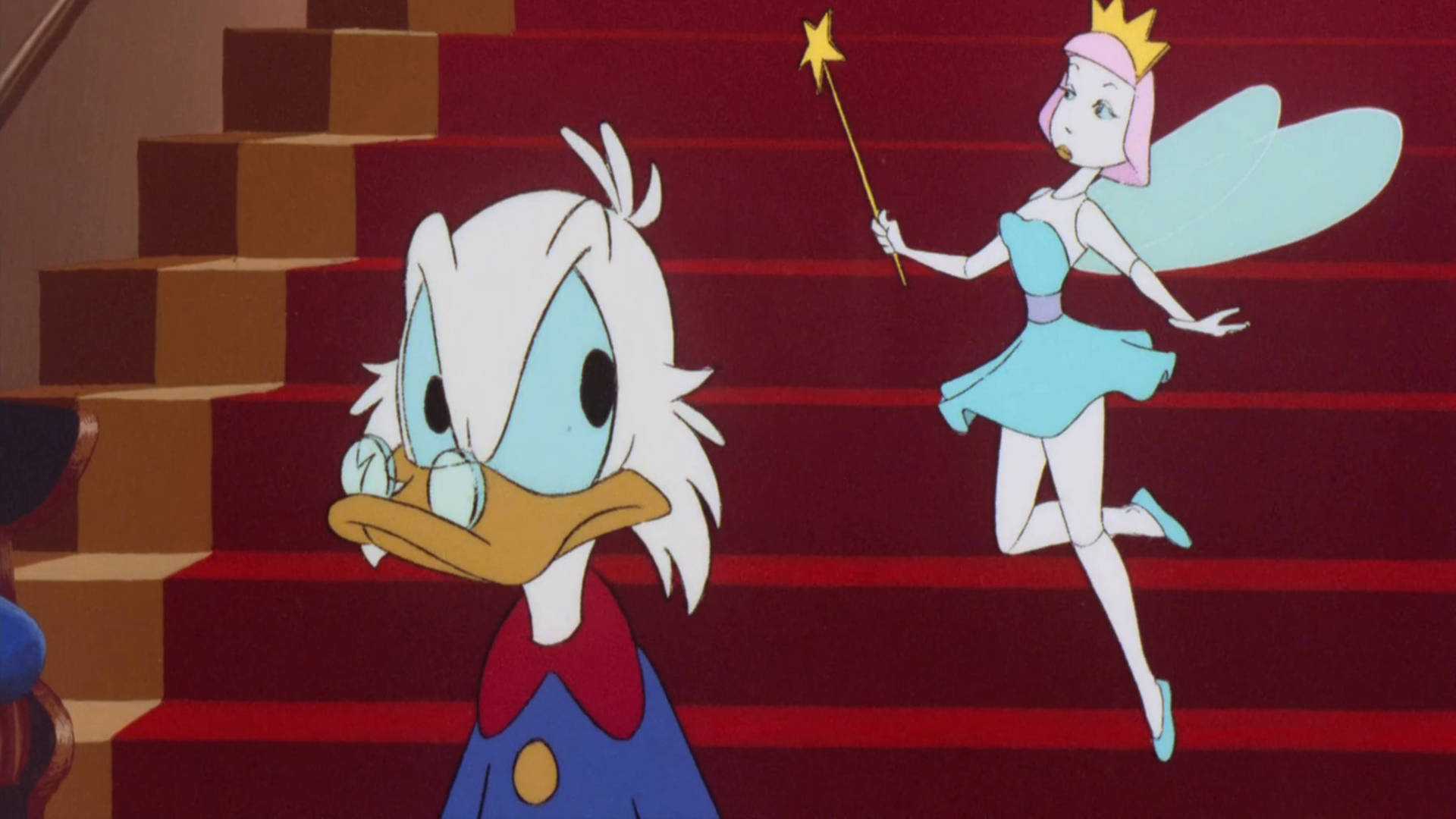 DuckTales 與仙女 壁紙 — 一隻穿著藍色西裝的驚訝鴨子抬頭看著一位穿著藍色連衣裙、手持星尖魔杖的粉紅頭髮仙女，站在紅色地毯的樓梯上。