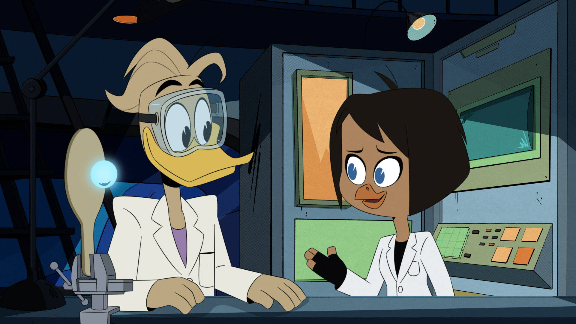 DuckTales 芬頓·克雷克歇爾 壁紙 — 兩隻動畫鴨科學家穿著白色實驗室外套，在燈光昏暗的高科技實驗室中，周圍有發光的屏幕和設備，正在交談。