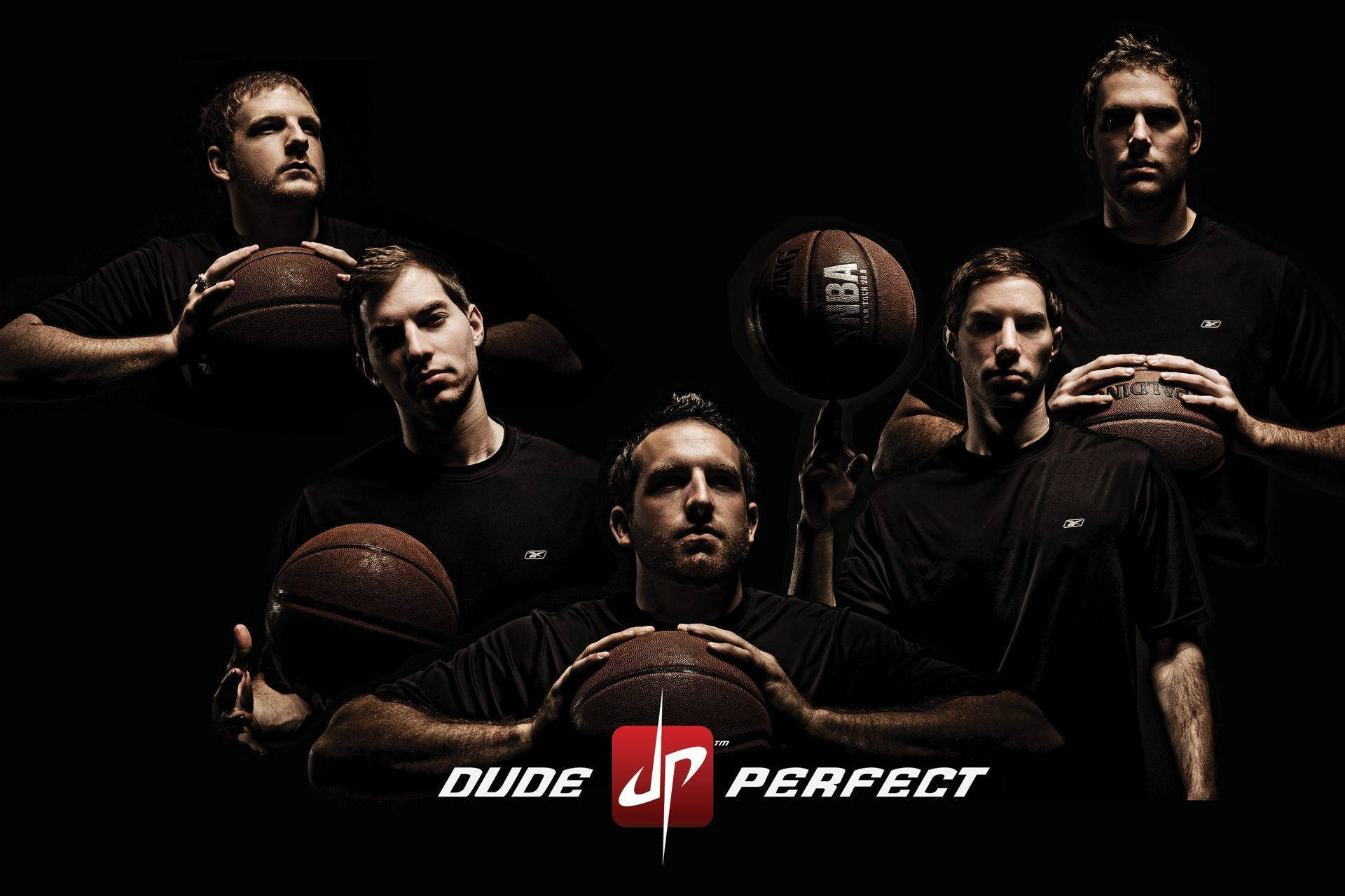 Dude Perfect 手持籃球 壁紙 — 五名身穿黑色襯衫的男子在深色背景前手持籃球，下方有「Dude Perfect」標誌。
