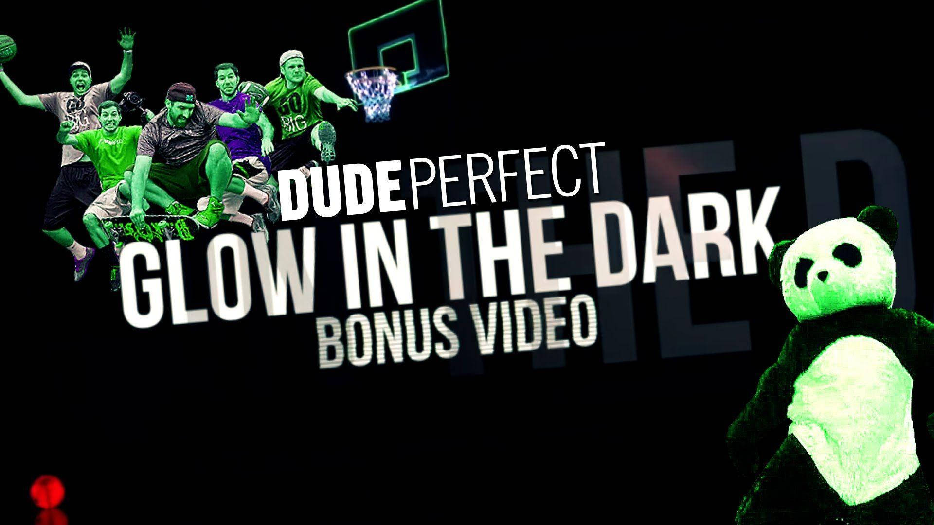 Dude Perfect 黑暗發光 壁紙 — 發光綠色Dude Perfect團隊在籃球特技中，帶有發光熊貓毛絨玩具和粗體文字在黑色背景上。
