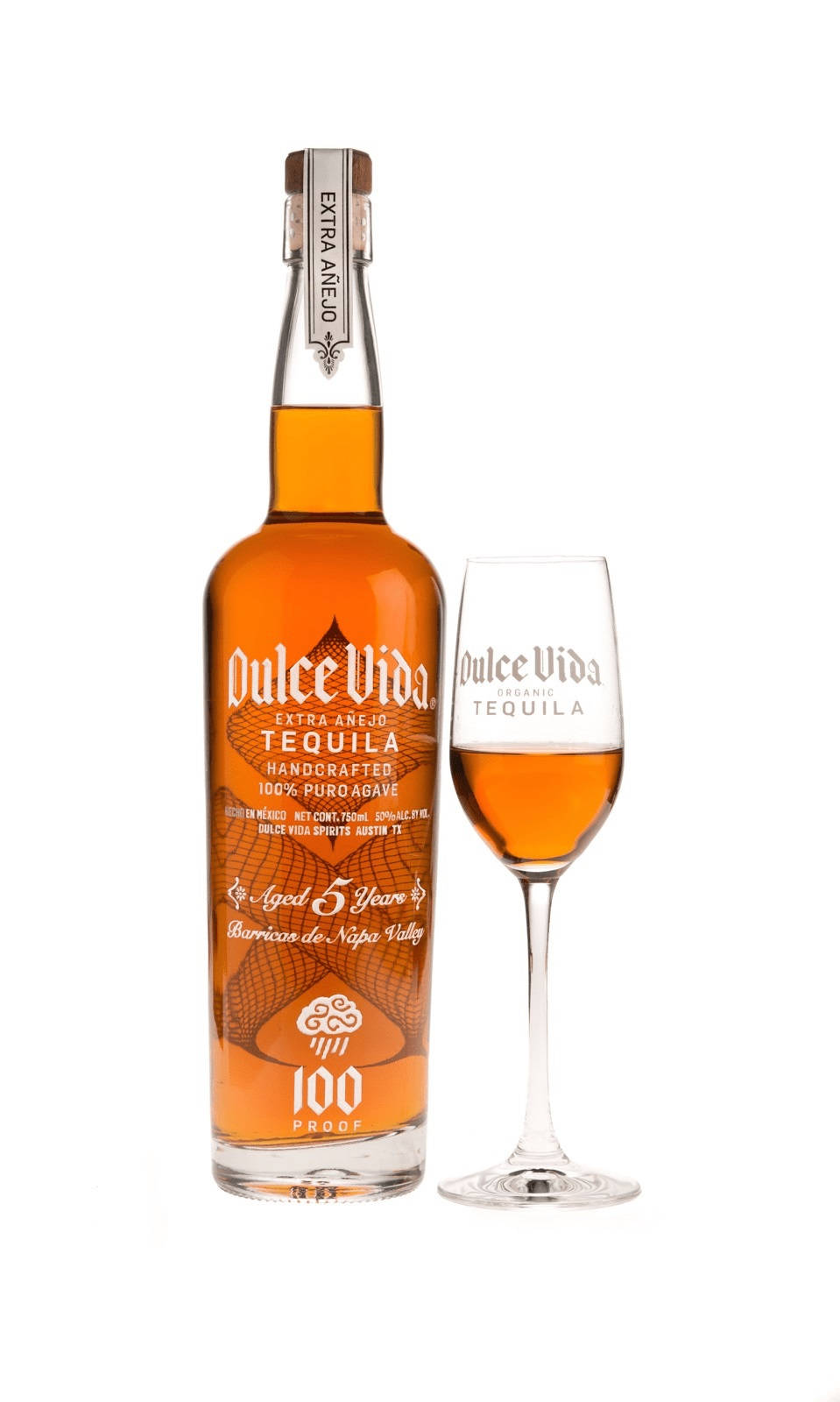 一瓶Dulce Vida龍舌蘭酒旁邊放著一個裝滿琥珀色液體的玻璃杯。