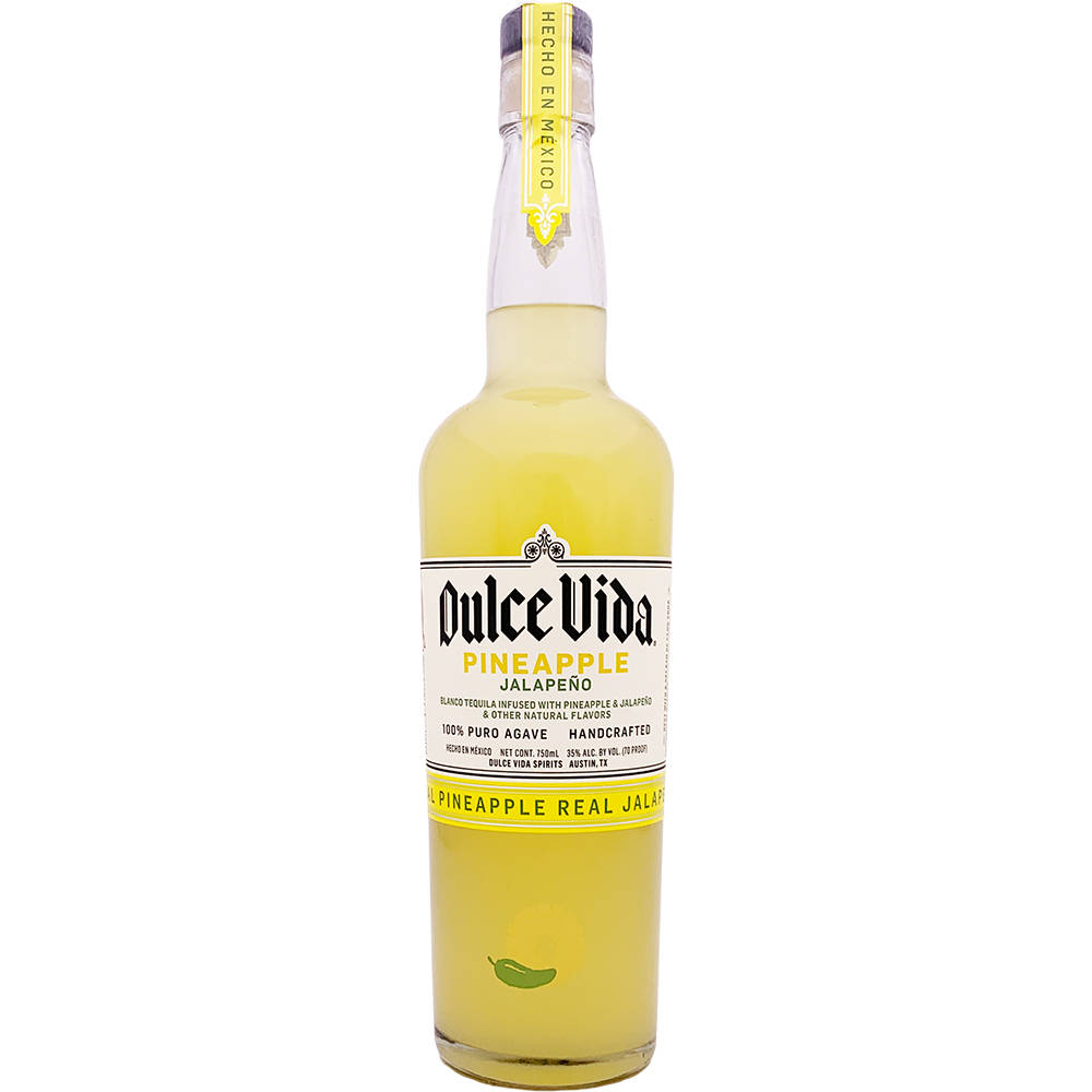 Dulce Vida鳳梨風味龍舌蘭酒 壁紙 — 一個透明樽裝Dulce Vida菠蘿墨西哥辣椒味龍舌蘭酒，黃色液體，大膽標籤，白色背景。