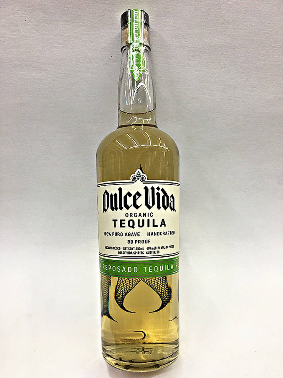 Dulce Vida Reposado有機龍舌蘭酒 壁紙 — 一個透明樽裝嘅Dulce Vida有機陳年龍舌蘭酒，直立喺純白色背景前面。