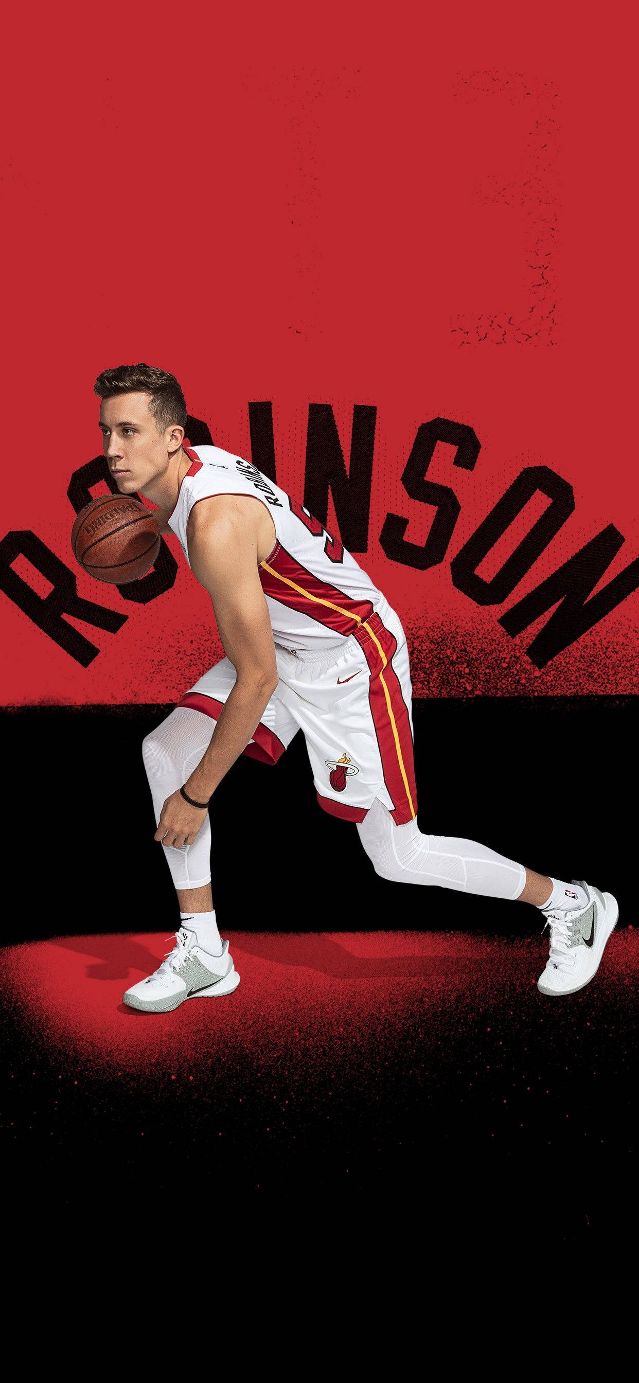 Duncan Robinson 紅黑海報 壁紙 — 一名身穿白色邁阿密熱火隊球衣的籃球運動員在鮮紅色背景前運球，他的名字以黑色塗鴉風格文字呈現。