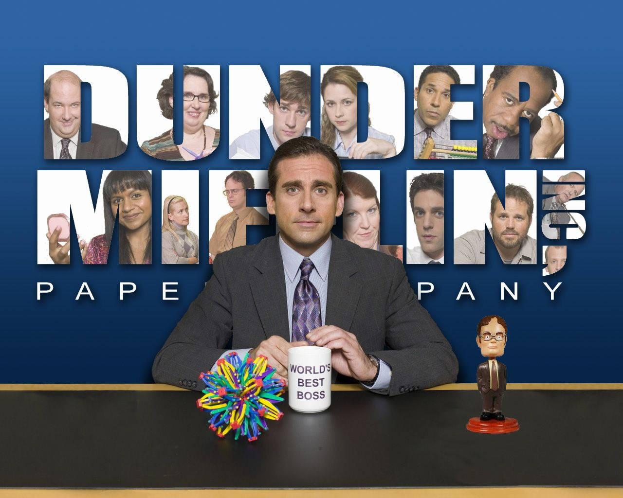 《辦公室》Dunder Mifflin的經理 壁紙 — 辦公室職員坐在辦公桌前，手持杯子和彩色減壓球，背景是Dunder Mifflin員工的演員陣容。