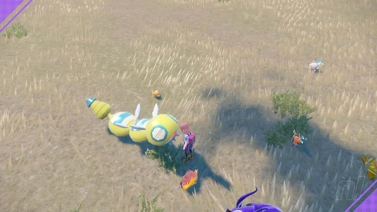 Dunsparce 在 Pokémon Violet 中 壁紙 — 一個玩家角色站在草地上，附近有一隻大型黃色毛蟲狀嘅寶可夢同其他細小寶可夢。