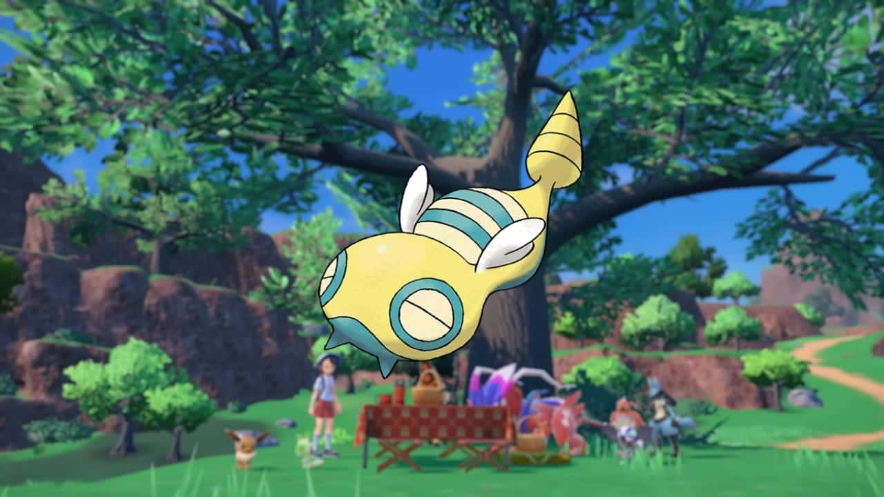 Dunsparce 與寶可夢野餐 壁紙 — 一隻黃色同青綠色嘅電屬性小精靈喺樹附近嘅空中漂浮，而人們同其他小精靈喺陽光普照嘅草地上圍住野餐枱聚集。