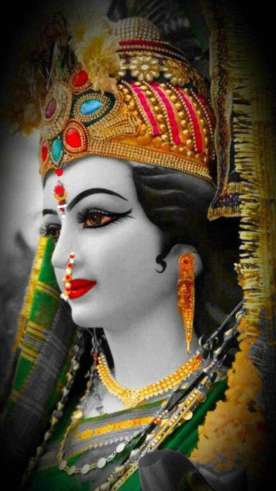 Durga Mata 高清側望 壁紙 — 一位神聖的女性神祇，戴著華麗的金色皇冠珠寶、紅唇和精緻的珠寶，呈現戲劇性的肖像。