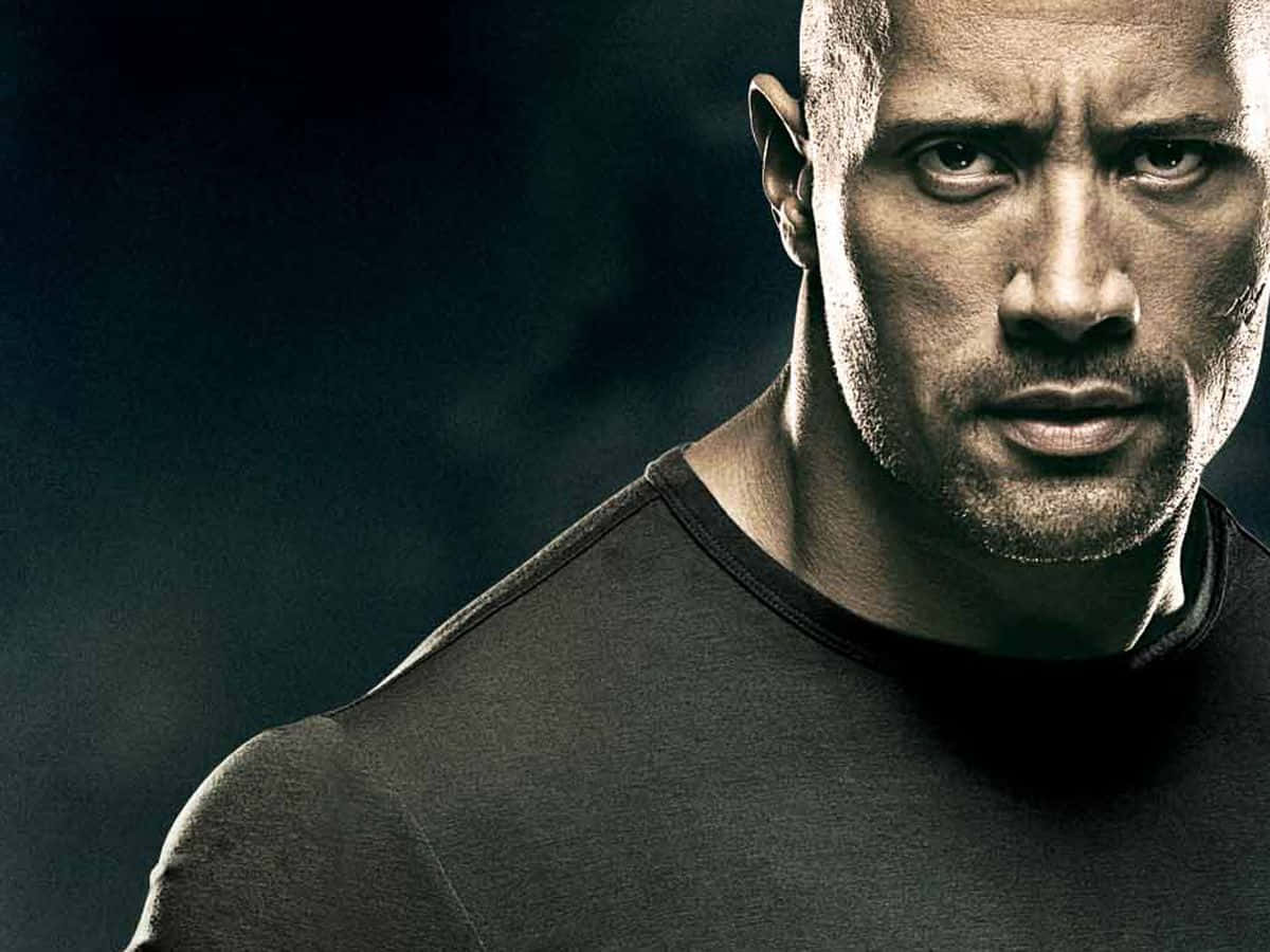狄維·莊遜 桌布 壁紙 — Dwayne Johnson 嘅特寫肖像，帶有強烈眼神同清晰肌肉線條，背景係暗黑有氣氛嘅。