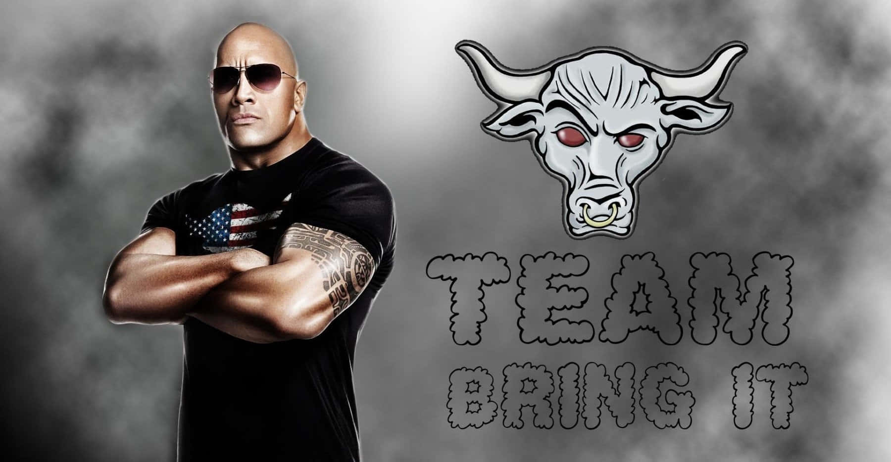 狄維·莊遜 桌布 壁紙 — Dwayne Johnson 戴著太陽眼鏡和黑色襯衫，自信地交叉雙臂站在一個風格化的公牛標誌和粗體文字「TEAM BRING IT」旁邊，背景是煙霧般的灰色。