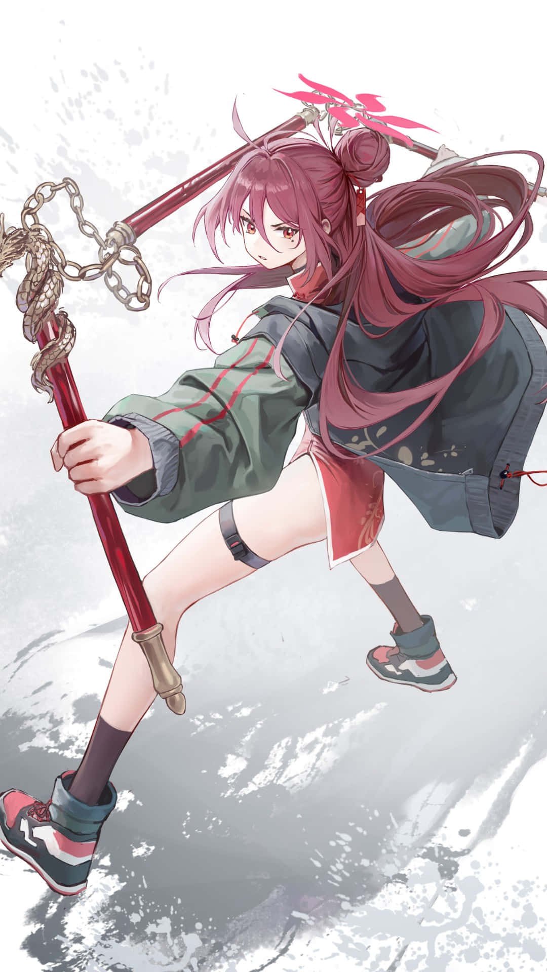  壁紙 — 一位充滿活力的粉紅髮動漫少女，在雪景背景下揮舞著帶有鏈條和花朵的紅色法杖。