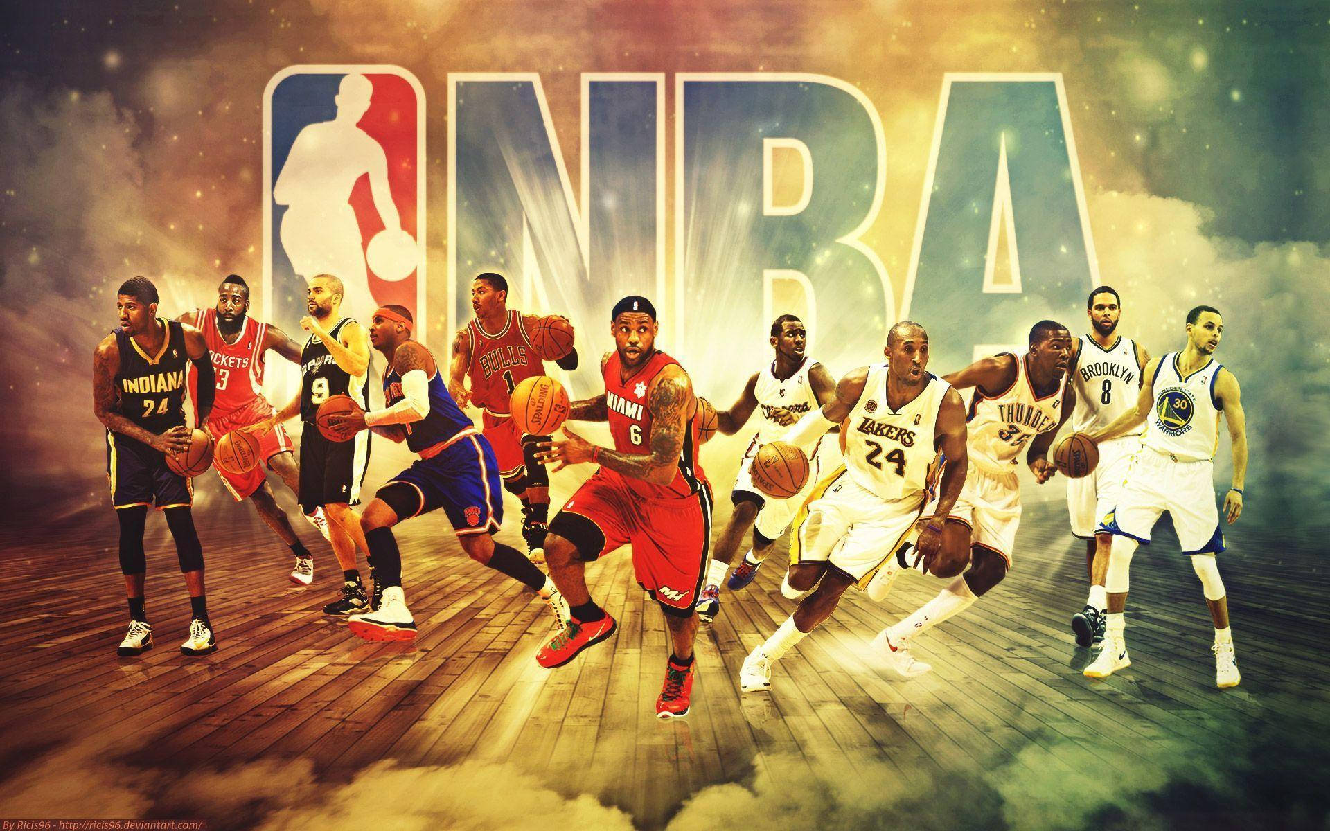 慶祝 NBA 最耀眼的明星！ 壁紙 — 動態NBA球員在木地板上以球隊球衣擺出動作姿勢，背景是發光的標誌。