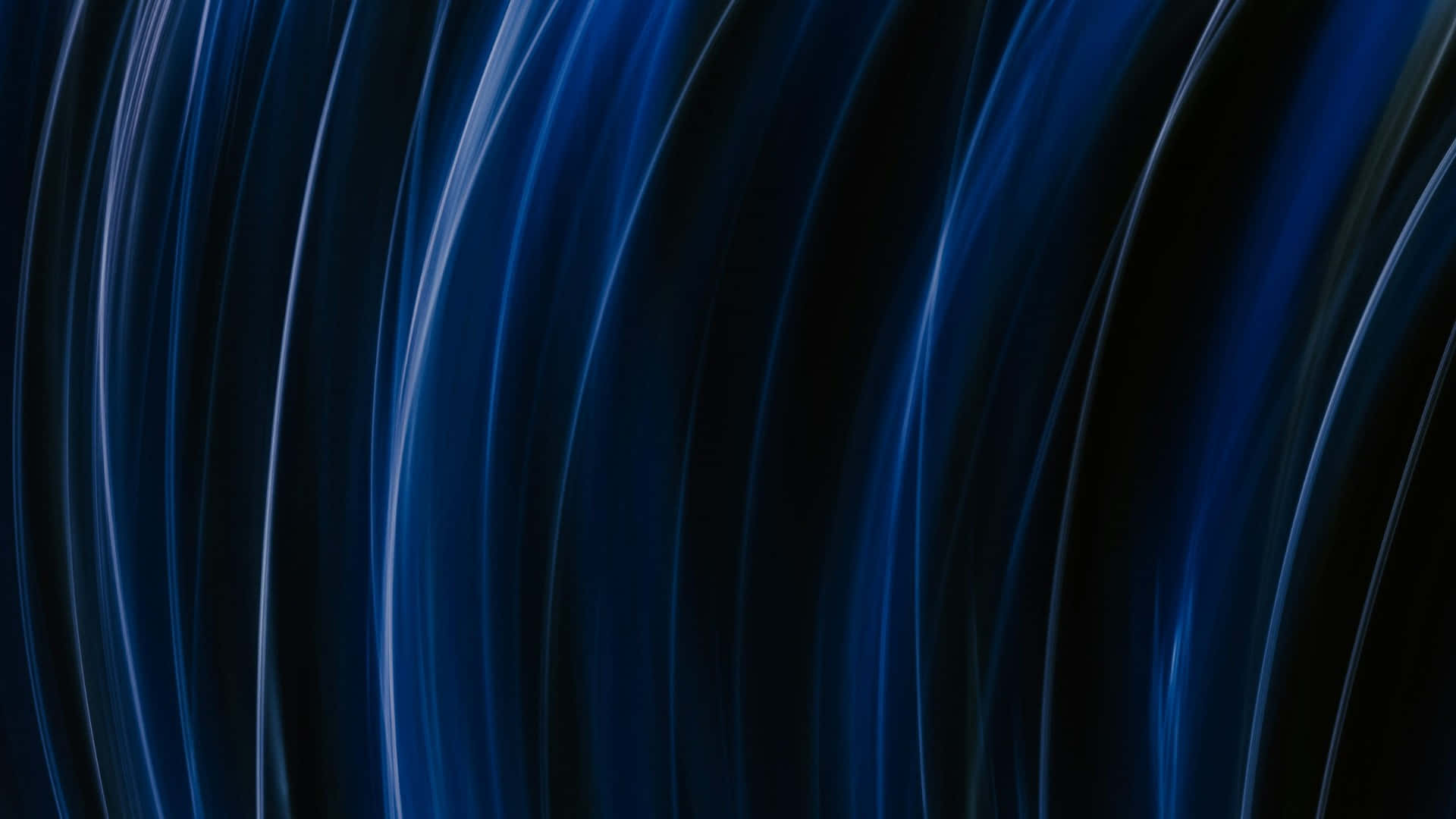  壁紙 — 電光藍色的動態條紋在深邃的黑色虛空中優雅地彎曲，營造出迷人的抽象動感效果。