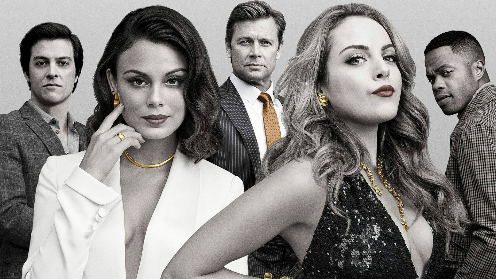 《Dynasty》劇組強勢群像 壁紙 — 五位魅力演員在簡約灰色背景前，穿著時尚正裝搭配金色飾品，展現強烈表情擺出姿勢。