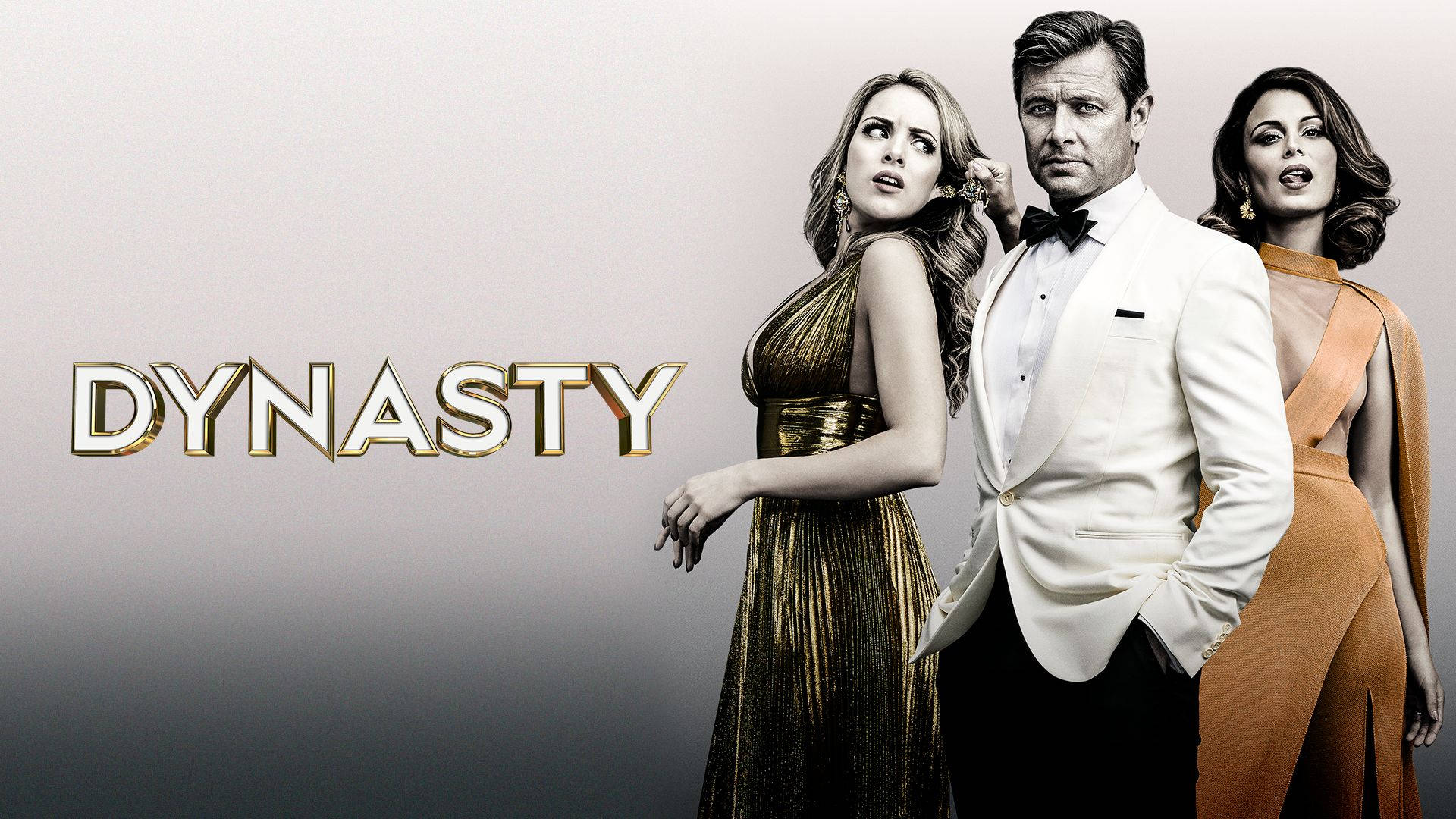 《Dynasty》第一季海報 壁紙 — 三位穿著金色和白色正式服裝的魅力人物，在漸變背景前，戲劇性地擺姿勢於金色「Dynasty」標題旁。