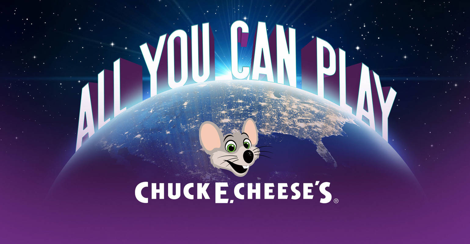 查克·E·切斯遊戲封面 壁紙 — Chuck E. Cheese 嘅吉祥物喺發光嘅地球上面微笑，背景係星光宇宙，仲有 'ALL YOU CAN PLAY' 字樣。