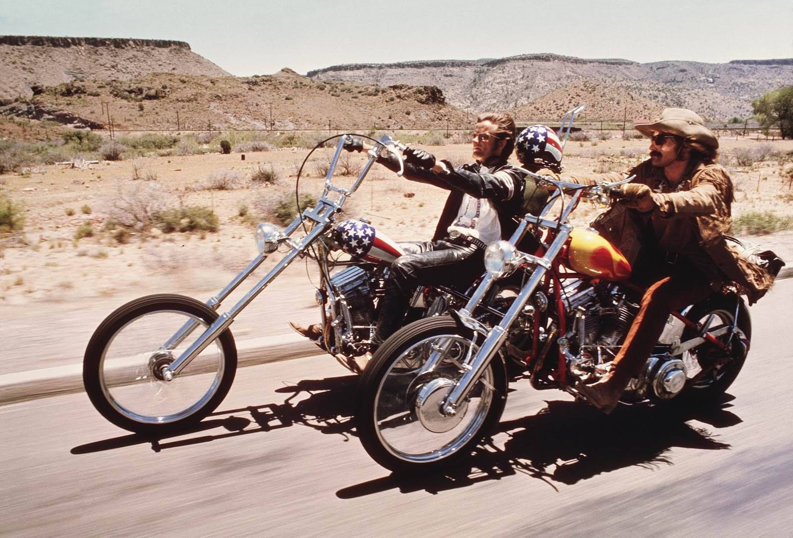 《Easy Rider》沙漠騎士 壁紙 — 兩名男子騎著定制嘅chopper電單車，喺烈日下並排行駛喺沙漠公路。