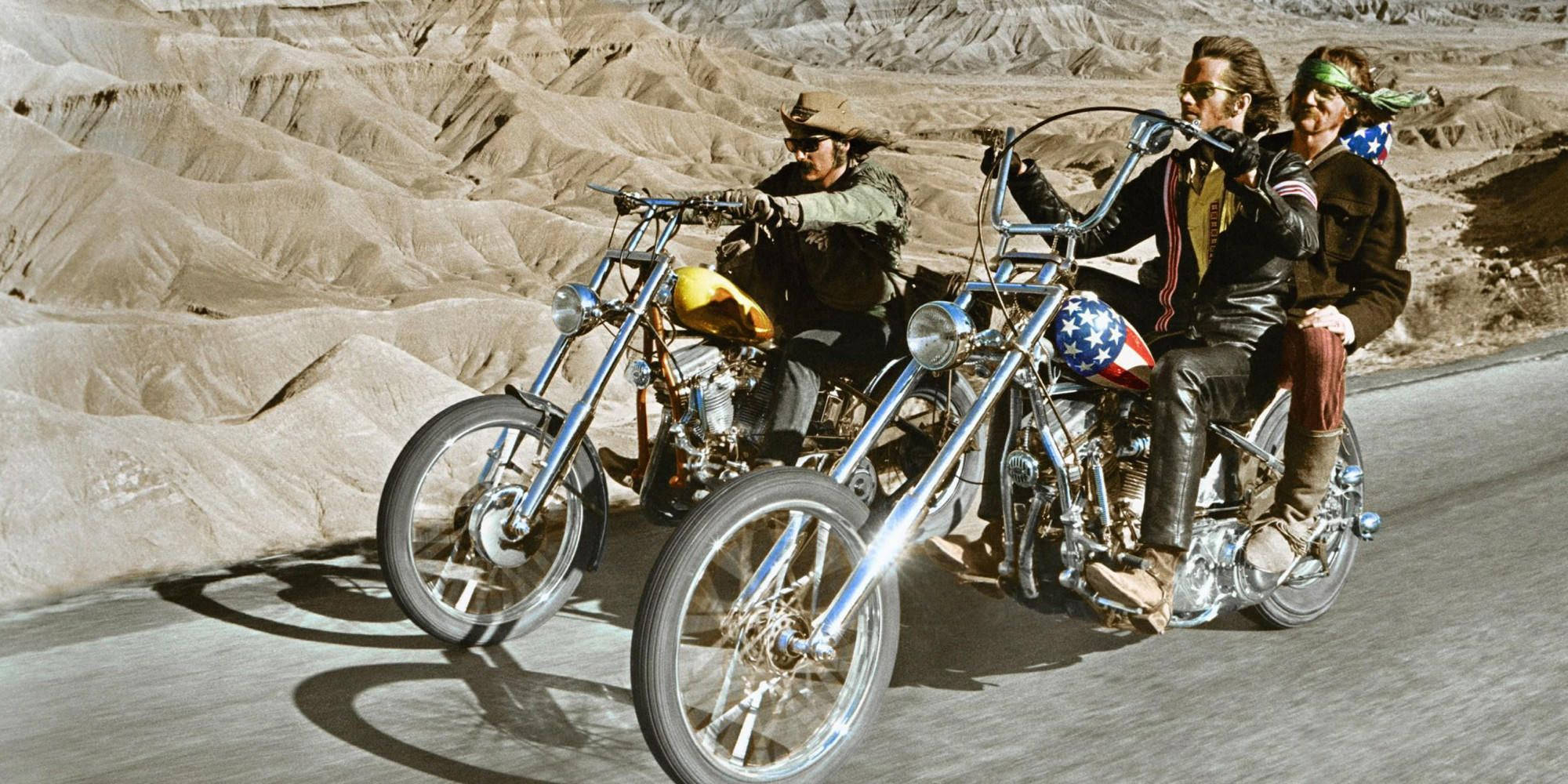 《Easy Rider》沙漠騎士群 壁紙 — 兩架復古chopper電單車連同騎手在崎嶇峽谷地形的沙漠公路上巡航。