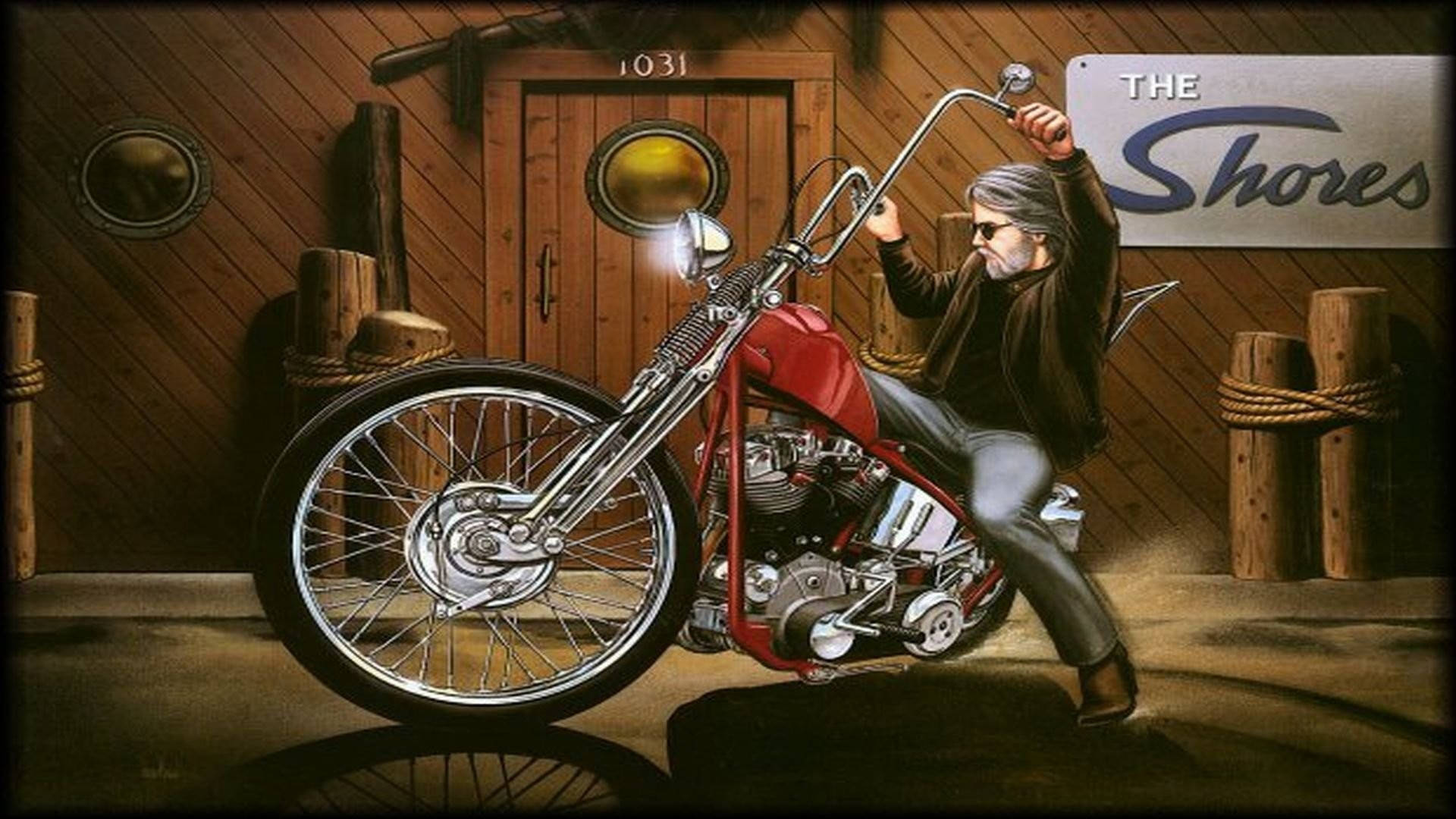 《Easy Rider》經典紅色機車 壁紙 — 一位留鬍鬚、戴太陽眼鏡的粗獷電單車手，跨坐在一輛閃亮的紅色chopper電單車上，位於鄉村風格的木車庫內。