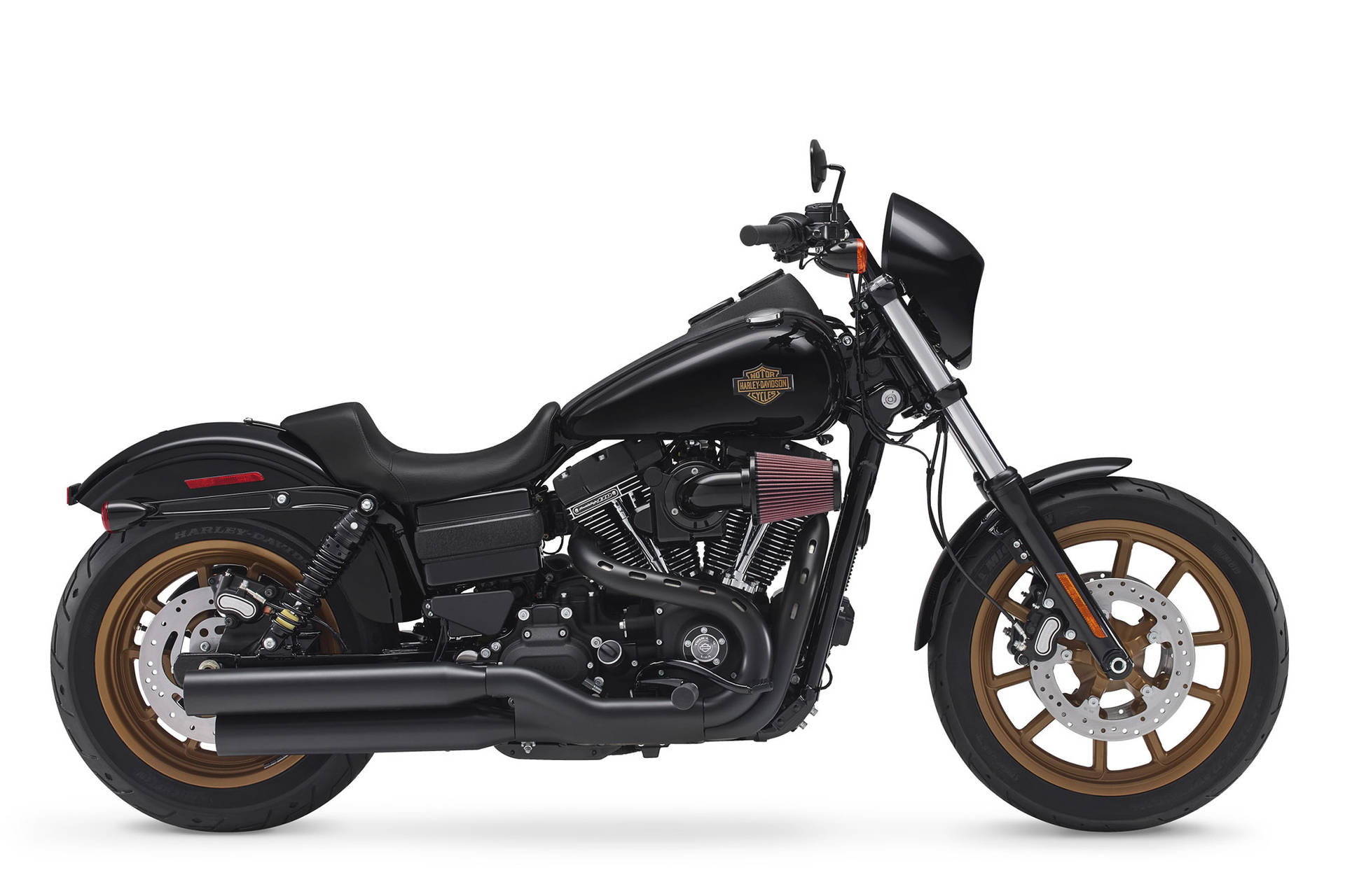 黑色Harley-Davidson電單車，金色輪圈和鍍鉻細節，白色背景。