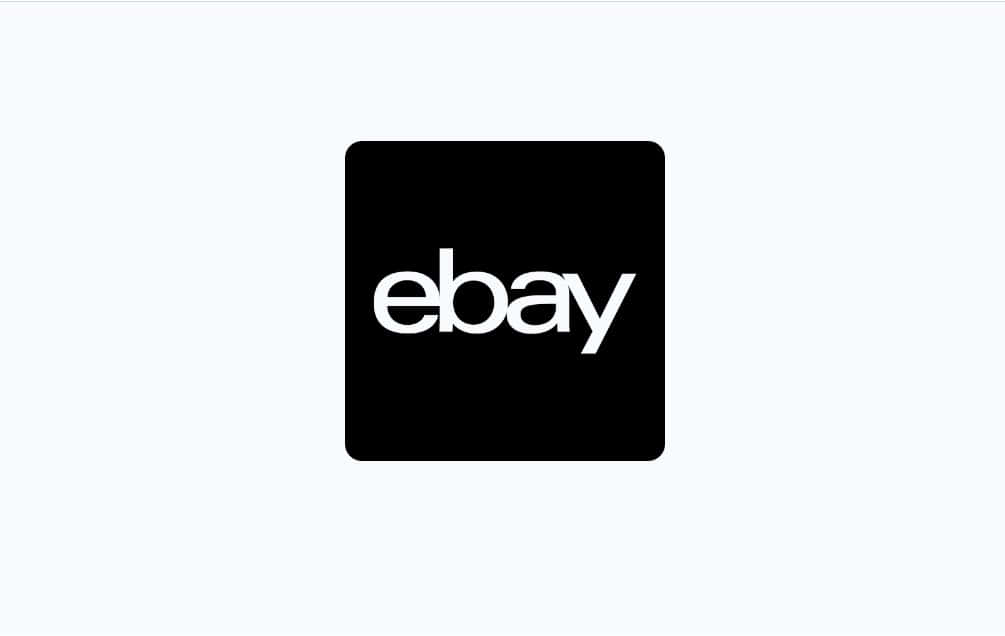 eBay英國標誌置於黑色方塊內 壁紙 — 一個極簡黑色正方形標誌，中央有白色小寫 'ebay' 文字，置於淺灰色背景上。