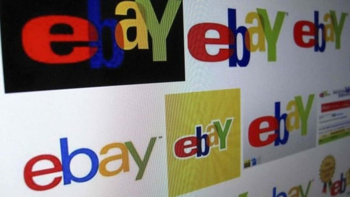 多種 eBay UK 標誌 壁紙 — eBay 標誌在電腦屏幕上以彩色變化重複的特寫，可見像素網格。