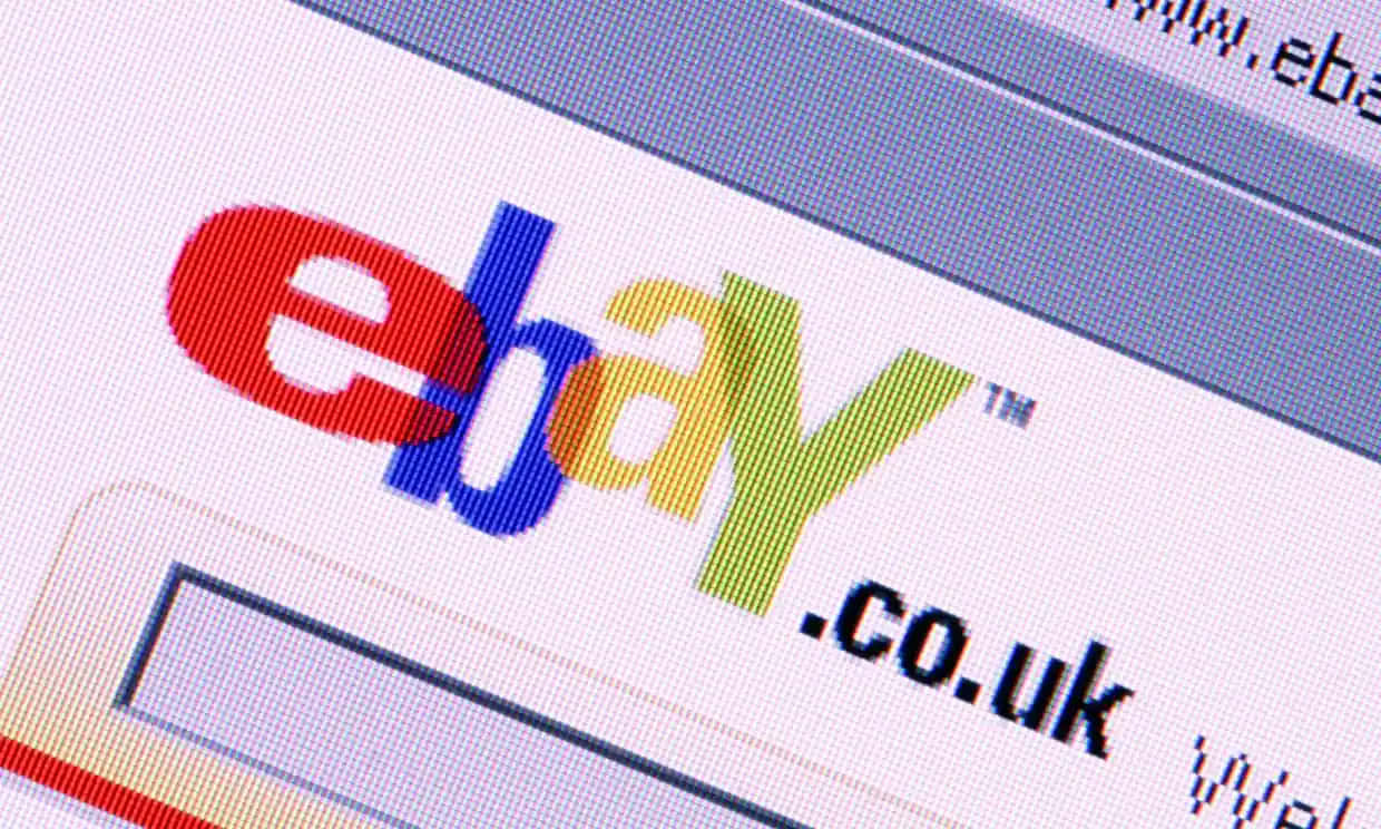 在傾斜螢幕上瀏覽 eBay UK 平台 壁紙 — 電腦屏幕上顯示色彩繽紛的eBay標誌近距離特寫，可見像素網格。