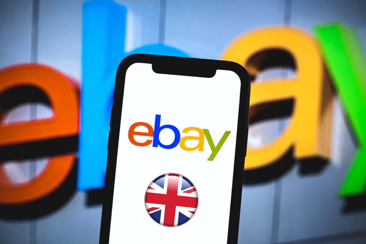 eBay UK 應用程式 壁紙 — 一部智能手機顯示帶有英國國旗圖標的eBay應用程式，放在色彩繽紛的模糊eBay標誌背景前。