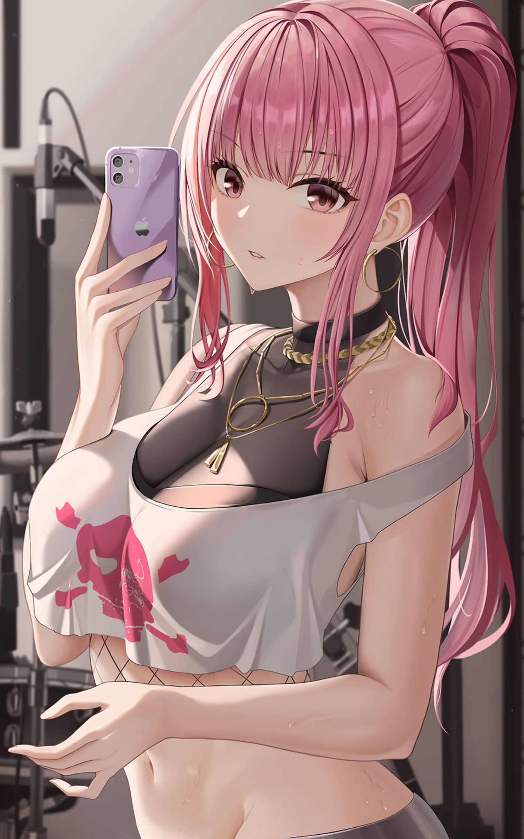 Ecchi 鏡前自拍 壁紙 — 一位粉紅色頭髮、紮馬尾的動漫女孩在工作室裡拿著紫色手機自拍。