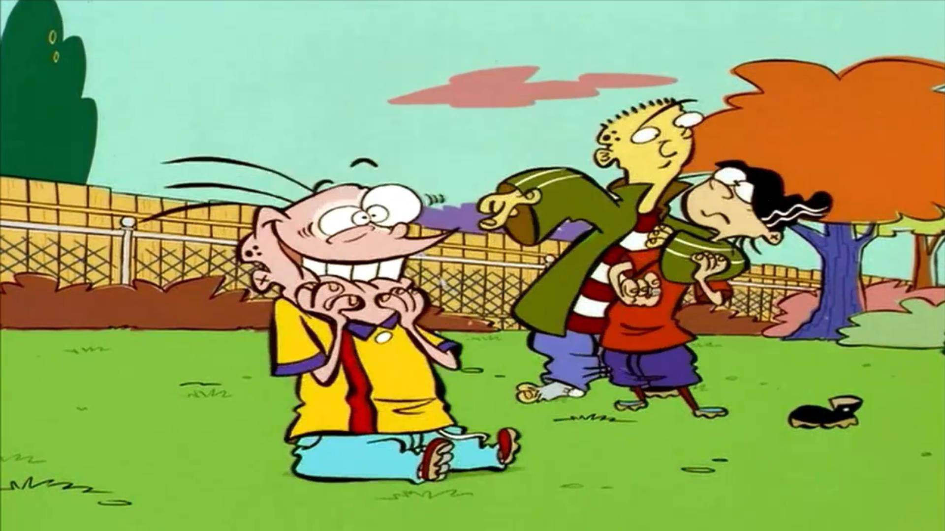 Ed Edd And Eddy 戶外 壁紙 — 三個卡通小孩在有圍欄和樹木的陽光後院裡嬉戲追逐。