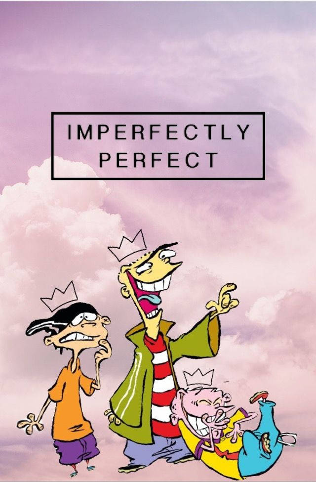 Ed Edd Eddy：不完美中的完美 壁紙 — 三個戴著皇冠的卡通角色在柔和的粉紅色多雲天空下，在「Imperfectly Perfect」標誌下歡樂地大笑。