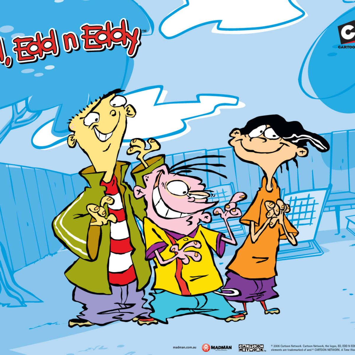 Ed Edd Eddy 藍色後院 壁紙 — 三個卡通男孩帶著誇張的表情，在一個有雲和籬笆的風格化藍色背景前開心地站著。